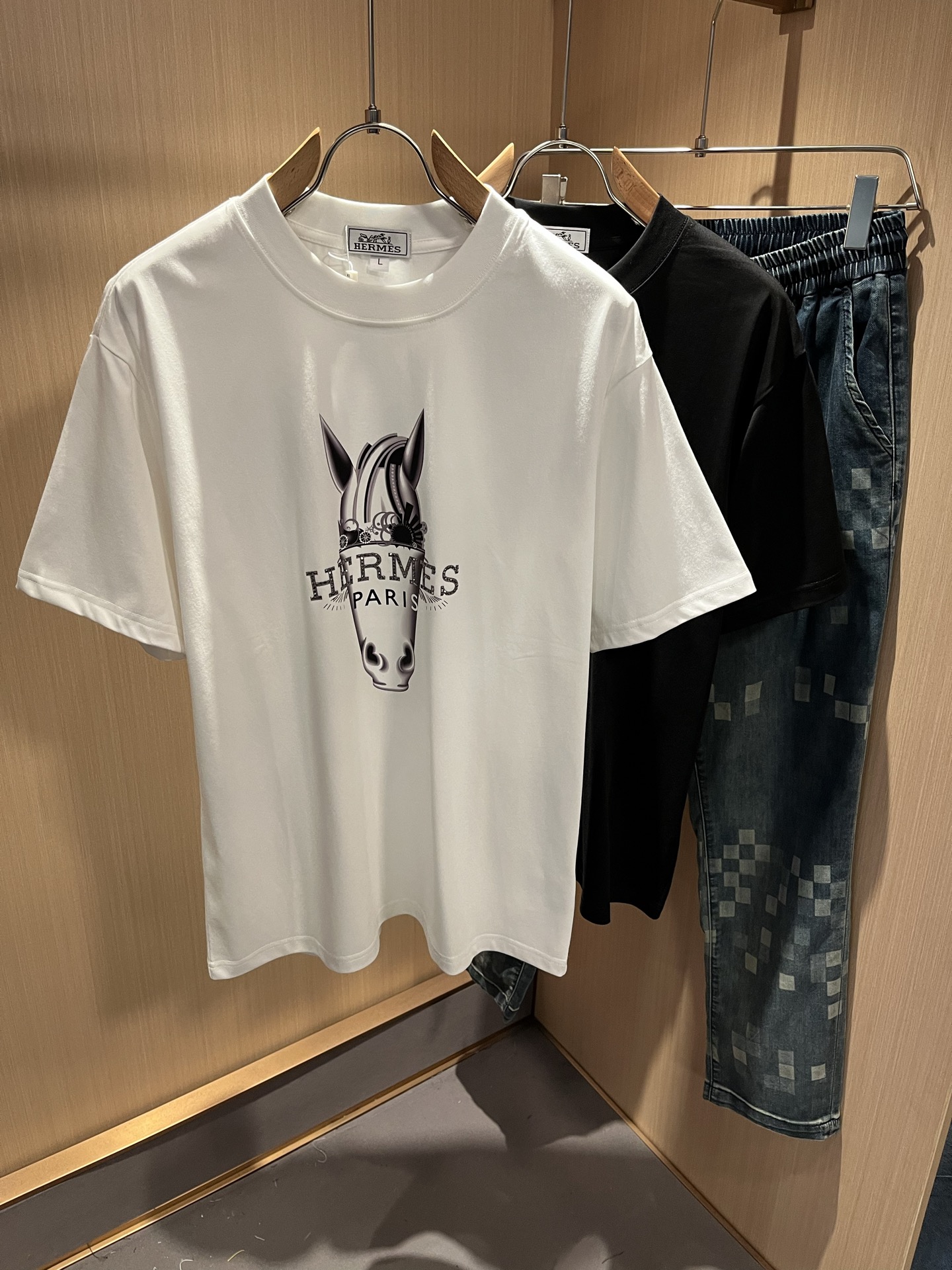 NO:774365,Her*mes 2026 spring and summer new short-sleeved T-shirt for men and women, a newly upgraded and versatile basic style, low-key luxury, and the choice of quality!  Select high-quality selected pure cotton fabrics!  It is made to enjoy a relaxed and comfortable wearing experience, with super vertical performance. It has a strong artistic sense and an iconic logo lamination process design. The craftsmanship is meticulous and highly recognizable, showing a new brand micro-label culture!  Classic and perfect design, precise cutting. Simple and elegant style, but also able to show fashionable charm in daily casual life. Sizes M-4XL, T-shirt, tees, t-shirt,19860909Her*mes爱*仕2026春夏新款男女同款短袖T恤,全新升级百搭基础款,低调奢华,品格之选！甄选优质精选纯棉面料！打造而成,享受轻松自在的穿着体验,有着超强的垂直性能 艺术感极强标志性logo压胶工艺设计,工艺细致,辨识度极高,展现全新品牌微标文化！经典完美版型设计,在裁剪上精准到位.简约大气风格,又能在日常休闲生活中展现时尚魅力.尺码M-4XL,,T-shirt,tees，t-shirt,,Men's clothing