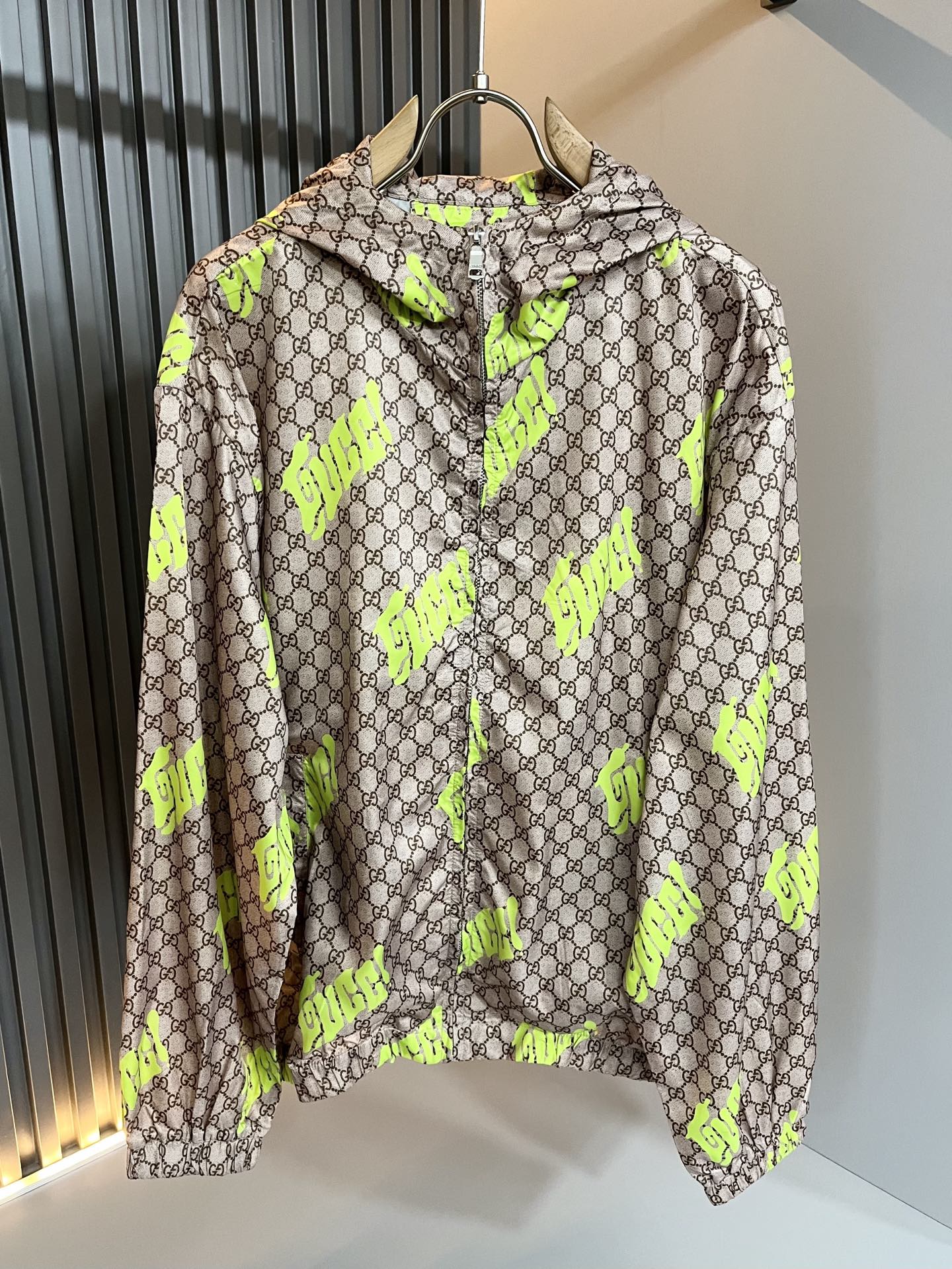 NO:418425,Gucc* Gujia 2025 Spring and Summer Latest Series!  The same suits for men and women are available, and the trading company has a wide range of channels and are released on the official website at the same time!  New fashion elements design!  Panoramic logo letter GG pattern logo design!  Injecting full vitality into the new series, we selected customers to supply imported polyester fiber fabrics. The fabric feels skin-friendly, soft and delicate, and has an extremely comfortable and breathable wearing experience. The whole item is very eye-catching and fashionable, and is deeply loved by young people today!  The loose round neck cut is a neutral style regardless of age and gender, suitable for matching all the styles and looks you need in your daily life!  It is recommended to wear couple outfits to go out on the street to make it more pleasing to the eye!  Size: M-2XL, gucci, gucci, alexander wang19860909Gucc*古家 2025春夏最新系列！男女同款套装,贸易公司渠道稀出,同步官网发售 ！ 新时尚元素设计！全景标识字母GG图案logo设计！为全新系列注入满满活力,选客供进口聚酯纤维面料制成,面料手感亲肤柔软细腻,拥有着无比舒适透气性的穿着体验,整件单品极具吸睛度与时尚感,深受当下年轻人的喜爱！基础宽松的圆领版型裁剪,不分年龄与性别的中性款式,适合搭配你日常所需的所有风格与造型！建议搭配情侣装出街会更为养眼出色！尺码:M-2XL,,gucci,gucci,alexander wang,Men's clothing