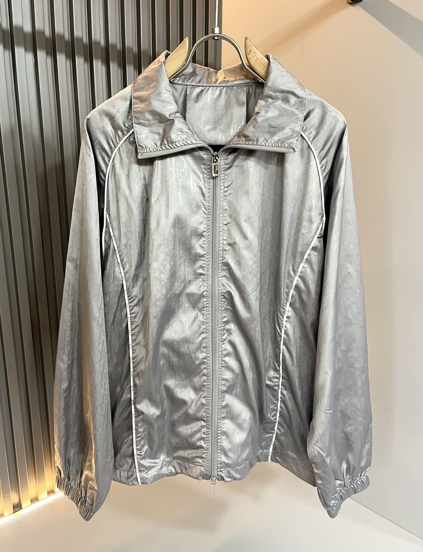 NO:418417,Dio*r Dio 2025 spring and summer new casual suits for men and women are available in the same style. The trading company has a wide range of channels and is released on the official website at the same time. The most anticipated high-quality products of the Male Goddess are coming, making you feel what it means to be truly high luxury and connotation! This suit is made of D's special polyester fiber fabric, full of brand style!  The surface is neat and smooth and shiny, and the texture is obvious through the screen. The most enjoyable dressing experience you enjoy! It perfectly enhances the overall luxury and class, and can get a high-end luxury atmosphere at a glance! The basic conventional jacket style cut is versatile and simple on the upper body, and it is easy to deal with various occasions and environments. It is undoubtedly a must-have item for daily commuting! Size M~2XL, dior, dior, jackets & coats, alexander wang19860909Dio*r迪*奥2025春夏新品男女同款休闲套装,贸易公司渠道稀出,同步官网发售,男神女神最为期待的精品狠货重磅来袭,让你感受到什么叫真正的高奢有内涵!此款套装选用D家专用聚酯纤维面料制成,满满的品牌风格！表面整洁光滑且富有光泽,质感透过屏幕都显而易 见,你最为享受的穿着体验! 完美提升了整体的奢华档次感,一眼就能Get到的高端奢华气息!基础常规的夹克版型裁剪,上身百搭简约不挑人,轻松应对各种场合与环境,属于日常通勤必备的臻品无疑!尺码M～2XL,,dior,dior,jackets & coats,alexander wang,Men's clothing