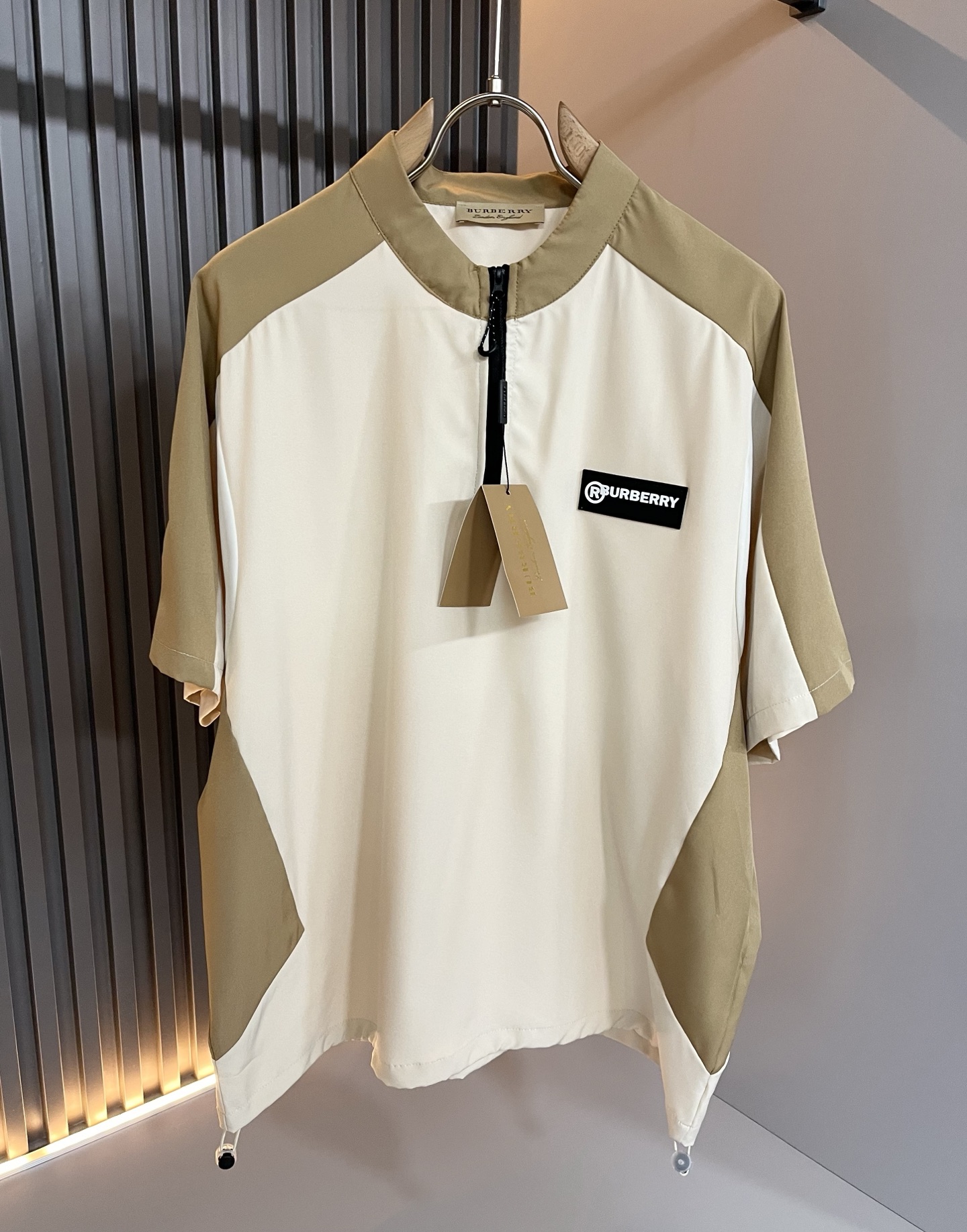 NO:415009,Bur*erry 2025 spring and summer new men and women's same casual suit, the latest brand design elements!  Neither monotonous nor complicated, the benefits show taste!  Customer-supplied top-quality custom glue press logo design!  Comfortable, sweat-absorbing and breathable, the unique high-end fabric presents a simple and elegant temperament!  Customized original logo pattern glue pressing design!  Full three-dimensional! Standard cutting design!  Every detail is a synchronized with high-end fashion. Size: M-3XL, burberry, alexander wang19860909Bur*erry 巴*莉 2025春夏新款男女同款休闲套装,品牌最新设计元素！既不单调也不复杂,好处的展现品味！客供顶级定制压胶logo设计！舒适吸汗透气根本不在话下,面料独具的高奢感呈现简约优雅气质！定制原版logo图案压胶设计！饱满立体!标准裁剪设计！每一处细节都是与高端时尚同步的体现.尺码:M-3XL,,burberry,alexander wang,Men's clothing