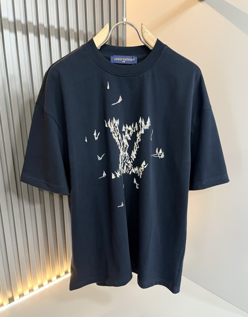 Louis Vuitton Men's/Women's Spring/Summer 2025 Navy Logo T-Shirt 1 Louis Vuitton Men's/Women's Spring/Summer 2025 Navy Logo T-Shirt