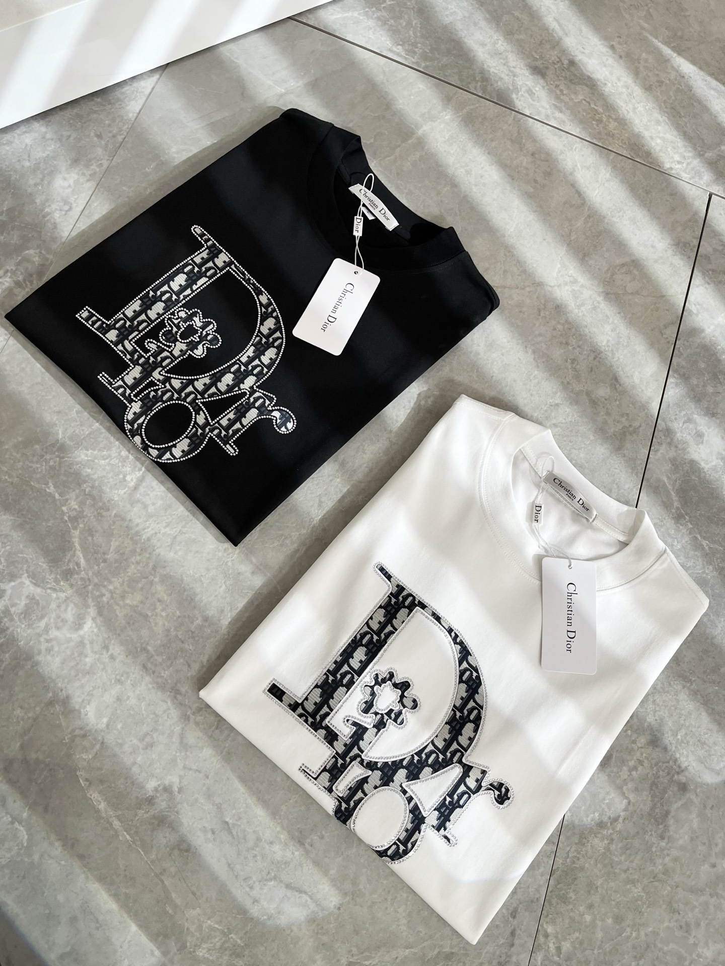 NO:473797,Dio*Dijia 2025 spring and summer new short-sleeved T-shirt for men and women, and the counter is available at the same time!  Customized exclusive 260g pure cotton fabric, customized original craft threads, chest logo pattern glue pressing technology design!  Simple and generous, calm and versatile, extremely high-end, perfectly integrated with fashion and style, a top fashionable style that perfectly suits the outside wear!  The overall feeling is natural!  The ultimate classic versatile short-sleeved T-shirt is designed with the latest three-dimensional letter logo print elements!  The ultimate perfection of heavy industry!  Fans who pursue high quality are please buy them by themselves, and all fans who know the goods are invited to appreciate this model together!  !  Color black white Size M-4XL,,dior,dior,T-shirt,tees,t-shirt,alexander wang19860909Dio*迪家 2025春夏新款男女同款短袖T恤,专柜同步发售！定制专属260克纯棉面料,定制原版工艺螺纹,胸前logo图案压胶工艺设计！简约大方,从容百搭,档次极高,完美融入时尚还有风情感一款完美符合外穿的顶尖时髦气质款！整体给人浑然天成的感觉！极致经典的百搭型短袖T恤,采用最新的立体字母logo印花元素设计！极致的重工极致的完美！追求高品质的粉丝们请自行抢购,诚邀所有识货的粉丝一同鉴赏此款！！颜色黑色 白色 尺码M-4XL,,dior,dior,T-shirt,tees，t-shirt,alexander wang,Men's clothing