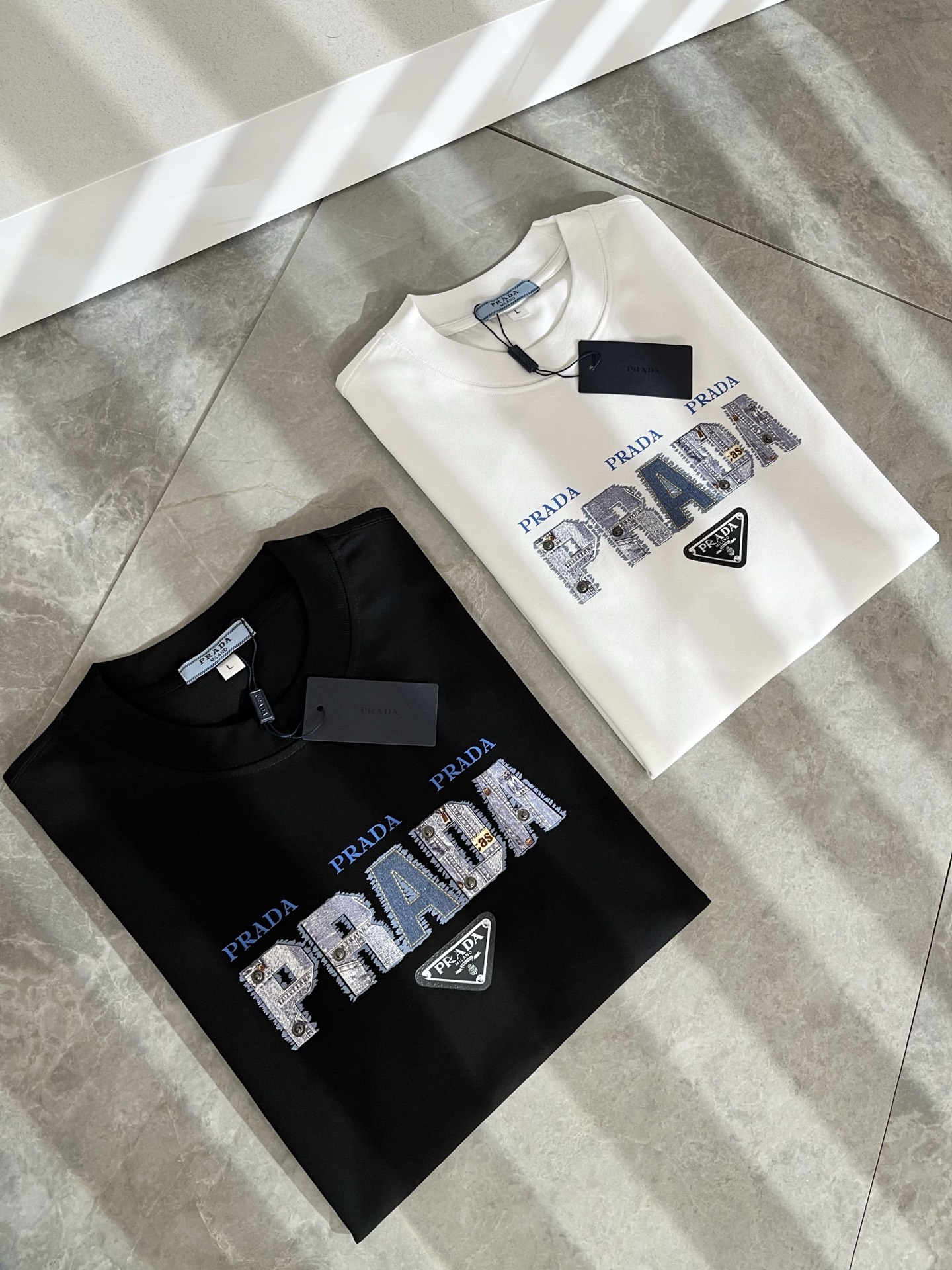 NO:473787,PRAD*A Pu*da 2025 spring and summer new short-sleeved T-shirt for men and women, the latest model is exclusively available on the entire network!  !  ~ It is classic and fashionable and versatile, who doesn’t like it? It will show the classic again. It is very pleasing to the eye and comes with a low luxury halo and recognition!  Pr*da's traditional brand concept and modern advanced technology are perfectly combined. Coupled with the extremely modern and simple design, P's exclusive logo pattern glue pressing design!  Customized 100% imported pure cotton fabric!  The texture of this model is quite touching, the specifications and grades are known with tentacles. The degree of delicateness and breathability are top-notch!  Size M-4XL, prada, T-shirt,tees, t-shirt,alexander wang19860909PRAD*A普*达2025春夏新款男女同款短袖T恤,最新款全网独家首上！！~既经典有时尚百搭,谁不爱啊,将经典再次展现,非常的耐看,自带低奢光环与辨识度！Pr*da传统的品牌理念和现代化的先进技术进行了完美结合.加上极其现代摩登风范的简约设计,p家专属logo图案压胶设计！定制百分百进口纯棉面料！此款的质感相当感人 触手便知规格档次 细腻程度与透气效果堪称顶级！尺码M-4XL,,prada,T-shirt,tees，t-shirt,alexander wang,Men's clothing