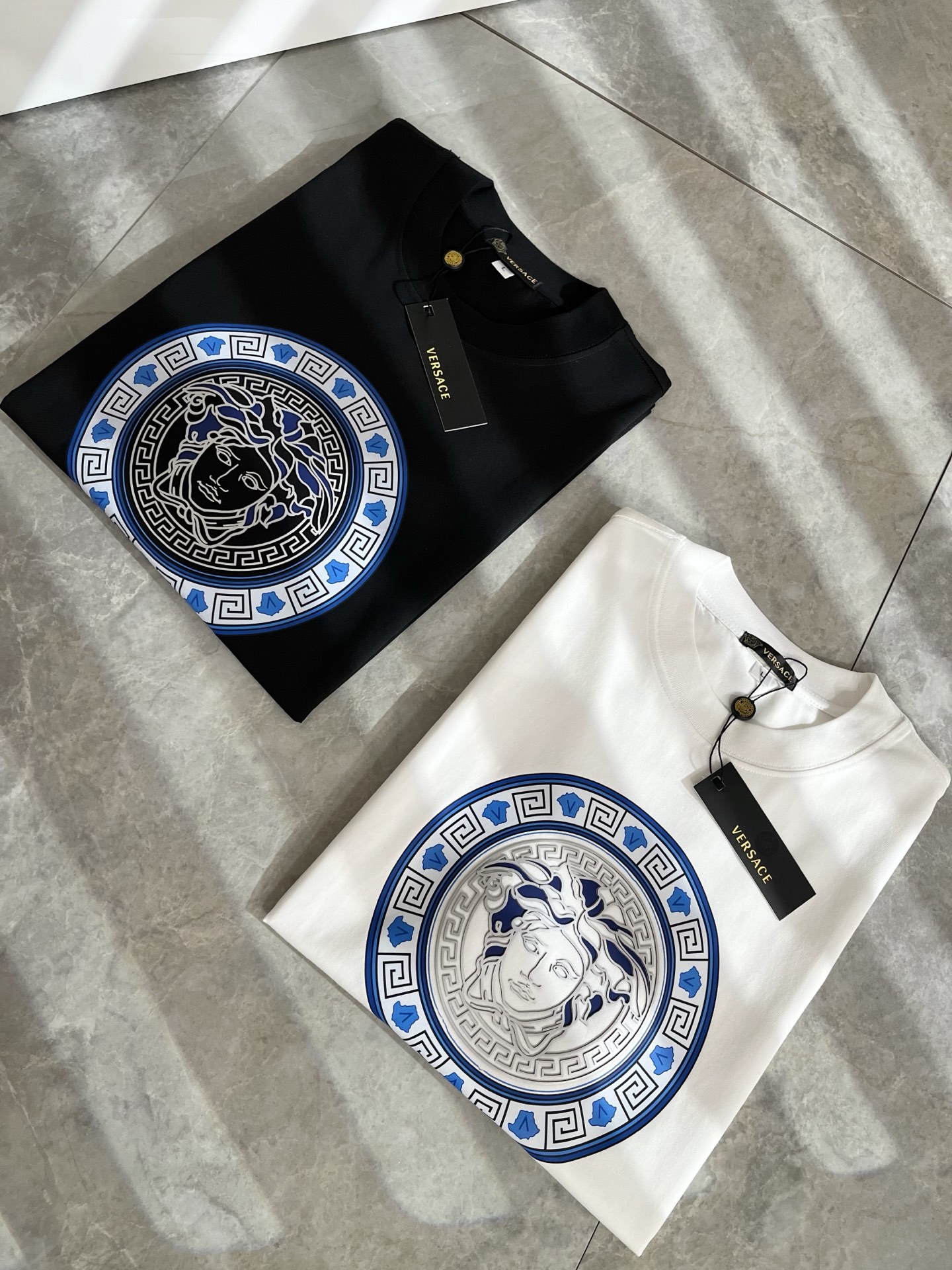 NO:473781,VERS*CE/Fan*zhe 2025 spring and summer new original single short-sleeved T-shirt, VERS*CE/Fan*zhe Trading Company Channel Product Recommended Short-sleeved T-shirt, chest logo pressing image decoration is extremely exquisite to highlight the gradient effect!  The heavy craftsmanship is created with a strong sense of three-dimensionality, and only advanced German equipment can be made, highlighting the invincible visual luxury, with a very high craftsmanship level and a very important craftsmanship!  Customer-supplied imported pure cotton fabrics, excellent skin-friendly, extremely perfect details, impeccable, excellent upper body effect, very eye-catching, unquestionable return rate, excellent items for improved vision in the wardrobe, very handsome in both inner wear and single wear. Size M-4XL, versace, T-shirt, tees, t-shirt, alexander wang19860909VERS*CE/范*哲 2025春夏新品原单短袖T恤,VERS*CE/范*哲 贸易公司渠道 产品 值的推荐短袖T恤 ,胸前logo压胶图像装饰极为精致凸显渐变效果！重磅工艺打造,立体感极强,唯有德国先进设备方能制作,凸显了视觉无敌的震撼奢华,工艺水准极高,非常重工匠心！客供进口纯棉面料,亲肤性绝佳,细节极致完美,无可挑剔,上身效果非常出色,非常招眼吸睛,回头率毋庸置疑,衣橱里改良视觉的绝佳单品,无论内搭还是单穿都爆帅十足.尺码M-4XL,,versace,T-shirt,tees，t-shirt,alexander wang,Men's clothing