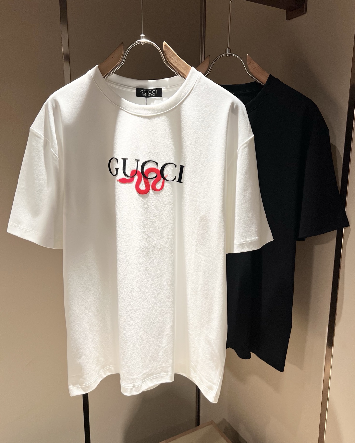 NO:411709,Gucc* Gujia 2025 spring and summer new style for men and women couples casual loose cotton round neck short-sleeved T-shirt!  Trading companies have sparse channels and are released on the official website at the same time!  The latest series of spring and summer 2025, classic fashion design elements, injecting full vitality into the new series. This T-shirt is carefully selected for customers to use imported cotton fabrics. The fabric feels skin-friendly and soft and delicate, and the body logo is velvet-pressed!  It has an extremely comfortable and breathable wearing experience. The whole item is very eye-catching and fashionable, and is deeply loved by young people today!  The loose round neck cut is a neutral style regardless of age and gender, suitable for matching all the styles and looks you need in your daily life!  It is recommended to wear couple outfits to go out on the street to make it more pleasing to the eye!  Size M-3XL, gucci, gucci, T-shirt, tees, t-shirt, alexander wang19860909Gucc*古家 2025春夏新款男女同情侣款休闲宽松棉质圆领短袖T恤衫！贸易公司渠道稀出,同步官网发售 ！ 2025春夏最新系列,经典时尚设计元素,为全新系列注入满满活力,这款T恤衫用心甄选客供进口棉面料制成,面料手感亲肤柔软细腻,衣身logo压绒设计！拥有着无比舒适透气性的穿着体验,整件单品极具吸睛度与时尚感,深受当下年轻人的喜爱！基础宽松的圆领版型裁剪,不分年龄与性别的中性款式,适合搭配你日常所需的所有风格与造型！建议搭配情侣装出街会更为养眼出色！尺码M-3XL,,gucci,gucci,T-shirt,tees，t-shirt,alexander wang,Men's clothing