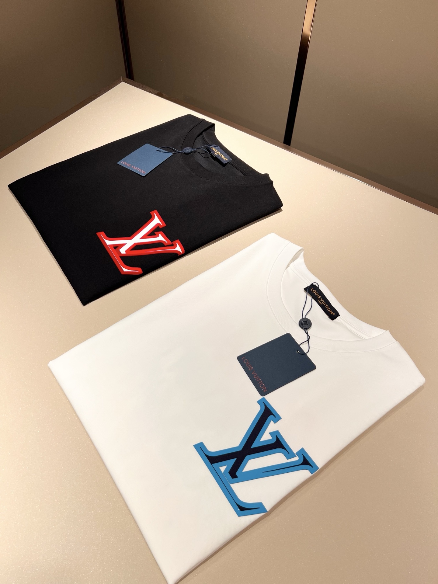 NO:411744,LouisVuitt*Louis*Deng The new series of spring and summer 2025 products are launched, a very fashionable and avant-garde short-sleeved T-shirt for men and women, with logo logo pattern offset printing modification!  Different from the past, it declares the design concept that has been passed down for many years in the brand!  Its eye-catchingness is no less than any classic style, perfectly presenting the fashionable, high-end and luxurious feeling in front of the world!  Made of imported cotton materials, selected high-quality pure cotton fabrics, soft and soft to the touch, the real thing is definitely beyond your imagination, close to the body and breathable, even if you sweat profusely, you will not feel greasy or stuffy, and will bring sweating and moisture absorption to the extreme!  Size M-3XL, louis vuitton,louis vuitton,t-shirt,tees,t-shirt,alexander wang19860909LouisVuitt*路易*登 2025春夏全新系列单品上线,非常时髦前卫的一款男女同款短袖T恤,标识logo图案压胶印花修饰！区别于以往的不同,宣示品牌传承多年的设计理念！其吸睛度完全不亚于任何经典款式,将时髦高级感与奢华感完美呈现在世人眼前！客供进口全棉材质制成,精选优质纯棉面料,触感软糯亲肤细腻,实物到手绝对超乎你的想象,贴身无比舒适透气,即便是汗流浃背也不会有腻身及闷热感可言,将排汗吸湿性发挥到了极致！尺码M-3XL,,louis vuitton,louis vuitton,T-shirt,tees，t-shirt,alexander wang,Men's clothing