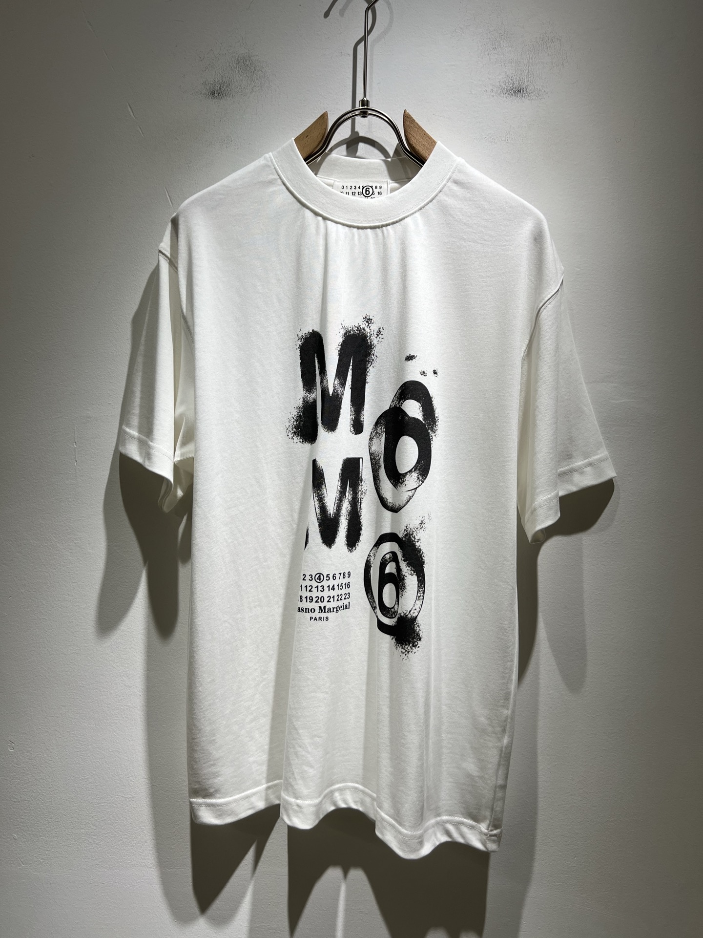 NO:411758,Maison Margiel 2025 spring and summer new short-sleeved T-shirt for men and women, and the counter is available at the same time!  Customized exclusive wash water pure cotton fabric, chest logo pattern printing design!  Simple and generous, calm and versatile, extremely high-end, perfectly integrated with fashion and style, a top fashionable style that perfectly suits the outside wear!  The overall feeling is natural!  Extremely classic versatile casual pants, customized original cotton fabric!  The ultimate perfection of heavy industry!  Fans who pursue high quality are please buy them by themselves, and all fans who know the goods are invited to appreciate this model together!  !  Size S-2XL, Masion Margiela, T-shirt,tees, t-shirt,alexander wang19860909马吉拉 maison margiel 2025春夏新款男女同款短袖T恤,专柜同步发售！定制专属洗水纯棉面料,胸前logo图案印花设计！简约大方,从容百搭,档次极高,完美融入时尚还有风情感一款完美符合外穿的顶尖时髦气质款！整体给人浑然天成的感觉！极致经典的百搭型休闲裤,定制原版纯棉面料！极致的重工极致的完美！追求高品质的粉丝们请自行抢购,诚邀所有识货的粉丝一同鉴赏此款！！尺码S-2XL,,masion margiela,T-shirt,tees，t-shirt,alexander wang,Men's clothing