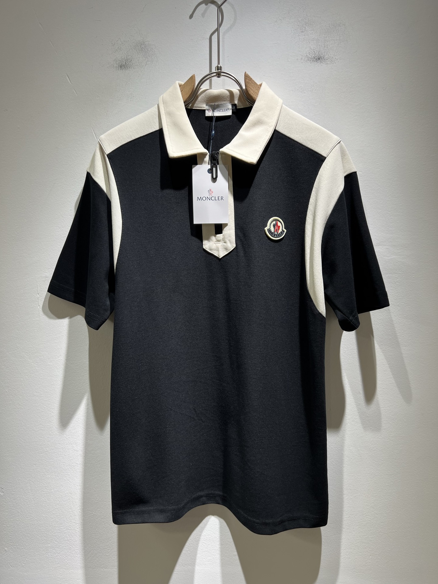 NO:411725,MON Meng**kou 2025 spring and summer new men's original single men's short-sleeved POLO shirt, trading company goods, and the official website is available at the same time!  This type of basic items is a must-see every season. It is equipped with imported pearl mesh cotton, which has both comfort and breathability, and the overall visual value is full, and the chest logo logo badge is decorated!  A single item with extremely high dressing rate!  Standard style and tailoring, comfortable stretching, and unrestrained exercise!  The lapel design meets the needs of simple styles, while having strong practical wearability, high-end, atmospheric and high-end!  Universal and versatile model. Size M-4XL, T-shirt, alexander wang19860909MON蒙**口2025春夏新款男士原单男士短袖POLO衫,贸易公司货,官网同步发售！此类型的基础单品是每季必出现的,客供进口珠地网眼棉,舒适性与透气性兼备,整体视觉值满分,胸前标志logo徽章修饰！穿搭率极高的单品！版型剪裁标准,伸展舒适,运动无拘束！翻领的设计在满足简约的风格上的需求同时,实穿性强,高端大气上档次！ 万能百搭款.尺码M-4XL,,T-shirt,alexander wang,Men's clothing