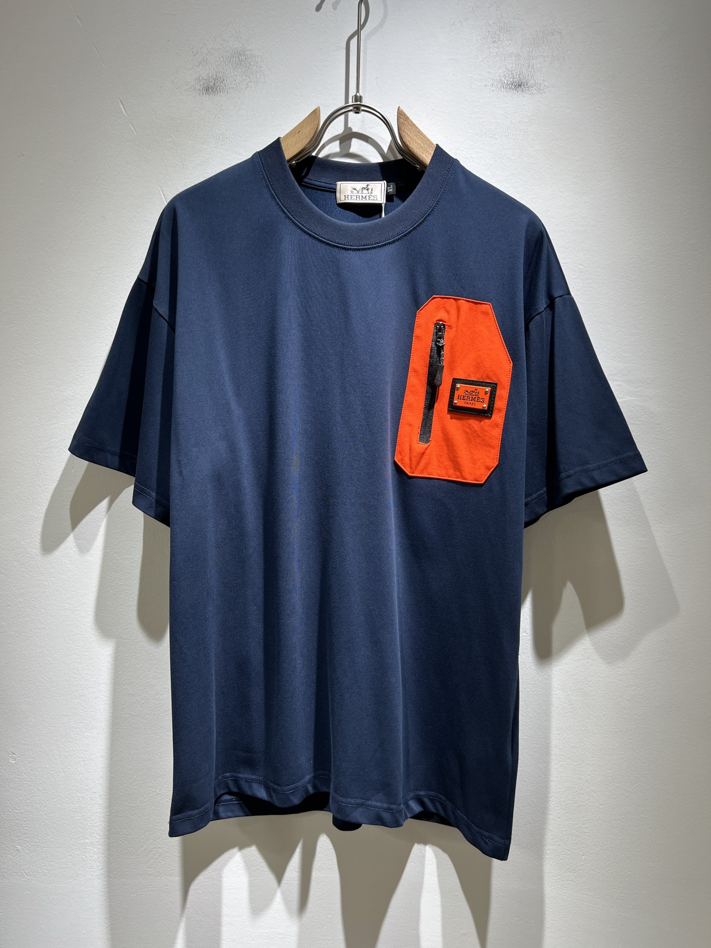 NO:411768,Her*mes 2025 spring and summer new men's short-sleeved T-shirt, a brand-new upgraded versatile basic style, low-key and luxurious, and a choice of character!  Made of high-quality selected bead flooring cotton, it has good moisture absorption, comfortable and breathable, enjoys a light and relaxed and comfortable wearing experience, has super vertical performance, meticulous craftsmanship, and extremely recognizable, showing the classic perfect pattern design of the new brand, and the chest embroidery logo pattern design!  Precise and in place in cutting. Simple and atmospheric style, and can show fashionable charm in daily leisure life. Size M-4XL, T-shirt,tees, t-shirt,alexander wang19860909Her*mes爱*仕2025春夏新款男士短袖T恤,全新升级百搭基础款,低调奢华,品格之选！甄选优质精选珠地棉打造而成,吸湿性好,舒适透气,享受轻薄轻松自在的穿着体验,有着超强的垂直性能,工艺细致,辨识度极高,展现全新品牌经典完美版型设计,胸前刺绣logo图案设计！在裁剪上精准到位.简约大气风格,又能在日常休闲生活中展现时尚魅力.尺码M-4XL,,T-shirt,tees，t-shirt,alexander wang,Men's clothing