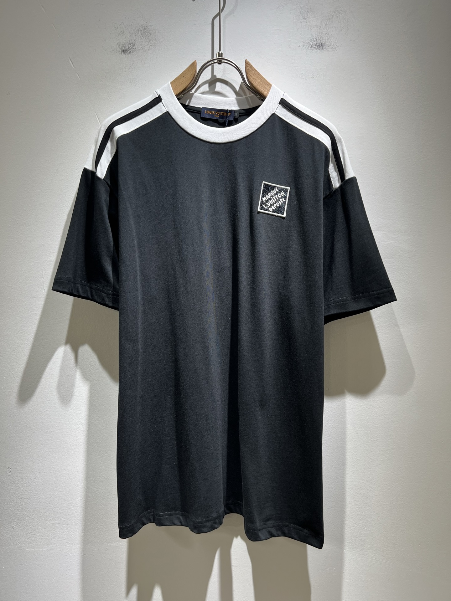 NO:411760,LouisVuitt*Louis*Deng The new series of spring and summer 2025 products are launched, a very fashionable and avant-garde short-sleeved T-shirt for men and women, with logo logo pattern and badge decoration!  Different from the past, it declares the design concept that has been passed down for many years in the brand!  Its eye-catchingness is no less than any classic style, perfectly presenting the fashionable, high-end and luxurious feeling in front of the world!  Made of imported cotton materials, selected high-quality pure cotton fabrics, soft and soft to the touch, the real thing is definitely beyond your imagination, close to the body and breathable, even if you sweat profusely, you will not feel greasy or stuffy, and will bring sweating and moisture absorption to the extreme!  Size M-4XL, louis vuitton,louis vuitton,t-shirt,tees,t-shirt,alexander wang19860909LouisVuitt*路易*登 2025春夏全新系列单品上线,非常时髦前卫的一款男女同款短袖T恤,标识logo图案徽章修饰！区别于以往的不同,宣示品牌传承多年的设计理念！其吸睛度完全不亚于任何经典款式,将时髦高级感与奢华感完美呈现在世人眼前！客供进口全棉材质制成,精选优质纯棉面料,触感软糯亲肤细腻,实物到手绝对超乎你的想象,贴身无比舒适透气,即便是汗流浃背也不会有腻身及闷热感可言,将排汗吸湿性发挥到了极致！尺码M-4XL,,louis vuitton,louis vuitton,T-shirt,tees，t-shirt,alexander wang,Men's clothing