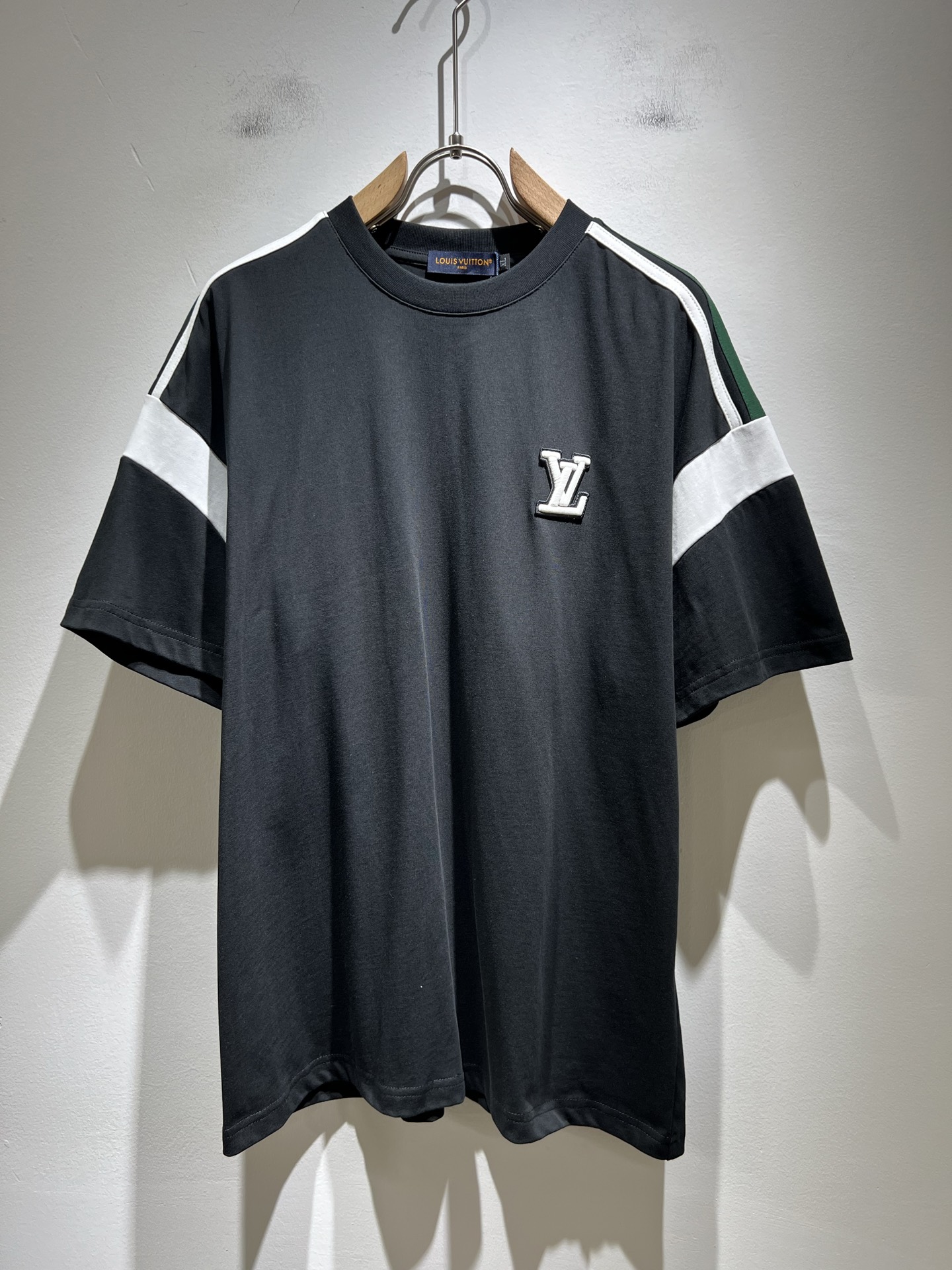 NO:411746,LouisVuitt*Louis*Deng The new series of spring and summer 2025 products are launched, a very fashionable and avant-garde short-sleeved T-shirt for men and women, with logo logo pattern and badge decoration!  Different from the past, it declares the design concept that has been passed down for many years in the brand!  Its eye-catchingness is no less than any classic style, perfectly presenting the fashionable, high-end and luxurious feeling in front of the world!  Made of imported cotton materials, selected high-quality pure cotton fabrics, soft and soft to the touch, the real thing is definitely beyond your imagination, close to the body and breathable, even if you sweat profusely, you will not feel greasy or stuffy, and will bring sweating and moisture absorption to the extreme!  Size M-4XL, louis vuitton,louis vuitton,t-shirt,tees,t-shirt,alexander wang19860909LouisVuitt*路易*登 2025春夏全新系列单品上线,非常时髦前卫的一款男女同款短袖T恤,标识logo图案徽章修饰！区别于以往的不同,宣示品牌传承多年的设计理念！其吸睛度完全不亚于任何经典款式,将时髦高级感与奢华感完美呈现在世人眼前！客供进口全棉材质制成,精选优质纯棉面料,触感软糯亲肤细腻,实物到手绝对超乎你的想象,贴身无比舒适透气,即便是汗流浃背也不会有腻身及闷热感可言,将排汗吸湿性发挥到了极致！尺码M-4XL,,louis vuitton,louis vuitton,T-shirt,tees，t-shirt,alexander wang,Men's clothing