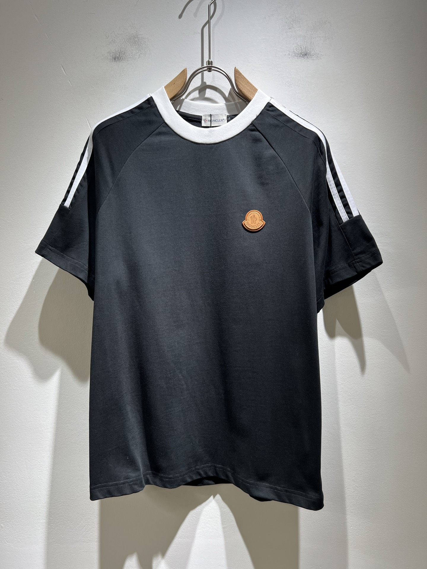 NO:411739,MON Meng**kou 2025 spring and summer new men's original single men's short-sleeved T-shirt, trading company goods, and the official website is available simultaneously!  This type of basic items is a must-see every season. It is equipped with imported pearl mesh cotton, which has both comfort and breathability, and the overall visual value is full, and the chest logo logo badge is decorated!  A single item with extremely high dressing rate!  Standard style and tailoring, comfortable stretching, and unrestrained exercise!  The lapel design meets the needs of simple styles, while having strong practical wearability, high-end, atmospheric and high-end!  Universal and versatile model. Size M-4XL, T-shirt,tees, t-shirt,alexander wang19860909MON蒙**口2025春夏新款男士原单男士短袖T恤,贸易公司货,官网同步发售！此类型的基础单品是每季必出现的,客供进口珠地网眼棉,舒适性与透气性兼备,整体视觉值满分,胸前标志logo徽章修饰！穿搭率极高的单品！版型剪裁标准,伸展舒适,运动无拘束！翻领的设计在满足简约的风格上的需求同时,实穿性强,高端大气上档次！ 万能百搭款.尺码M-4XL,,T-shirt,tees，t-shirt,alexander wang,Men's clothing