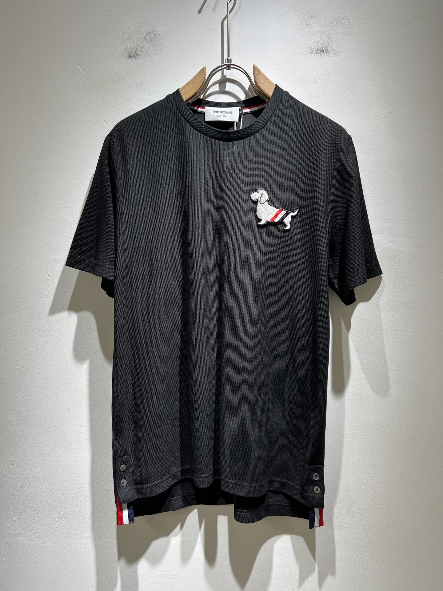 NO:411732,ThomBrow*e Tom*Long ~ New products for spring and summer 2025!  It is available on the official website at the same time. It is a casual classic lapel short-sleeved Polo shirt with unique design charm, very high-end, simple and not simple, and a new model of ready-to-wear!  The fabric is selected with unique bead floor cotton fabric, which feels smooth and soft, has texture, and has a strong sense of verticality. The upper body is smooth and not tight, and the sultry feeling caused by direct ultraviolet rays. The chest design logo pattern logo flocking design!  The style is harmonious and unified, with the ultimate craftsmanship level. The side is very unique and tailored, very flavorful, delicate and comfortable to wear, showing sports vitality and exquisite details. The classic and perfect layout design shows fashion vitality in daily leisure life. Improve men's charm and style and achieve high-end models. Size M-4XL, T-shirt, alexander wang19860909ThomBrow*e汤姆*朗 ~2025春夏新品！官网同步有售,休闲经典翻领短袖Polo衫,独特设计魅力,非常高端,简约不简单,成衣新典范！面料精选独特珠地棉面料,手感光滑柔软,有质感,有很强的垂直感,上身爽滑不紧绷,紫外线直射造成的闷热感,胸前设计标识图案logo植绒设计！风格和谐统一,极致工艺水平.侧面非常独特裁剪设计风格,非常有味道,精致细腻,好穿舒适,展现运动活力,细节考究.经典完美版型设计,日常休闲生活中展现时尚活力.提升男士魅力格调,成就高端典范.尺码M-4XL,,T-shirt,alexander wang,Men's clothing