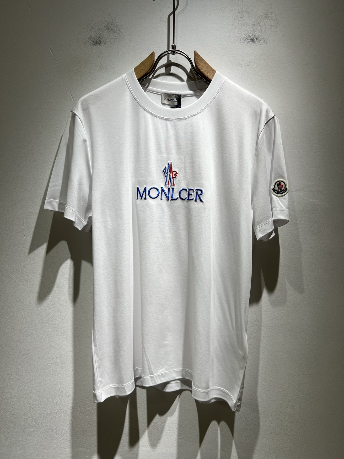 NO:411705,Moncler Mengjia 2025 Spring and Summer Latest Men and Women's Same Trade Order Short-sleeved T-shirt, Full Quality!  !  Internet celebrity style!  Embroidery design with logo pattern!  The upper body is comfortable and breathable, not stiff, and the overall three-dimensional feeling is rich. Quality export orders, customized exclusive pure cotton fabric tailoring to meet the simple needs of commuters for dressing. The upper body is very effective, slim and not picky about the figure. The fabric workmanship... Improper, only good craftsmanship can make you feel good and tasteful. A must-have item for everyone!  Size M-3XL, T-shirt,tees,t-shirt,alexander wang19860909Moncler蒙家 2025春夏最新男女同款贸易订单短袖T恤,全品相！！网红款！采用logo图案刺绣设计！上身舒适透气,不僵硬,整体有着丰富的立体感,品质出口订单,定制专属纯棉面料剪裁,满足通勤人们对于着装的简约需求,上身效果很好,显瘦,不挑剔身材.面料做工....无可挑剔,好工艺好面料才能穿出好品味一款,人手必备单品！尺码M-3XL,,T-shirt,tees，t-shirt,alexander wang,Men's clothing