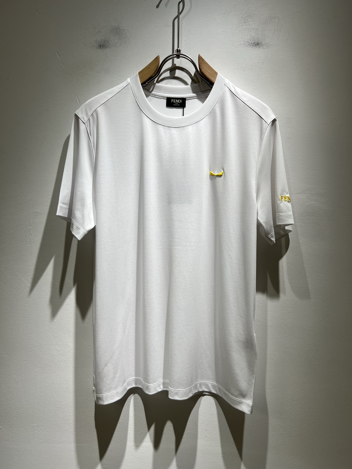 NO:411752,FEN*I FEN*Di's new spring and summer 2025 FD family FF men and women T-shirts, versatile and minimalist short sleeves. Original Italian orders, popular FD family items, simple and pure colors. The FD family's enduring iconic products, high-quality products with full representation and full specifications, and high-quality products that all FD fans are worth buying!  Pure Yidian channel orders, high-end and popular products from the FD family, very popular items at the moment, and embroidery decoration of the iconic letter logo pattern!  High-end goods worth keeping and giving away to others!  It is trendy and beautiful, with a full sense of trendy atmosphere, and has a very high level and specifications. It uses a very classic black and white color combination, giving people a strong visual impact and has a very high recognition. It is top-quality exclusive pure cotton fabric, created with a soft, delicate and comfortable touch, and has a very high-end and classy appearance!  Perfectly interprets the charm of the brand and leaves a deep impression. It is more fashionable and charming. It has simple, elegant and fashionable upper body, and is even more stressful for outfits!  The inner wear alone is very delicious and beautiful scenery that cannot be ignored!  Size M-3XL, fendi,dior,T-shirt,tees,t-shirt,alexander wang19860909FEN*I 芬*迪2025春夏新款FD家族FF男女同款T恤,男女同款百搭极简短袖.意大利原厂订单,FD家族人气单品,简约纯色系打造.FD家族经久不衰的标志性臻品,代表性十足,规格感十足的精品,所有FD粉丝都值得抢购的精品！纯正意代渠道订单,FD家族的高奢人气爆款产物,当下十分火爆的单品,标志性字母logo图案刺绣修饰！值得自留和送人的高端货！新潮又好看,潮流气息感十足,档次规格感极高,并且采用十分经典的的黑白双色搭配,给人的视觉冲击感相当强烈,有着极高的辨识度,顶级专属纯棉面料,打造,触感柔软细腻舒适,品相相当高级有档次！完美诠释品牌魅力,给人留下深刻印象.更具时尚与韵味,上身简约大方时尚,对于穿搭更是毫无压力！单穿内搭都极有味道,不可忽视的靓丽风景线！ 尺码M-3XL,,fendi,dior,T-shirt,tees，t-shirt,alexander wang,Men's clothing