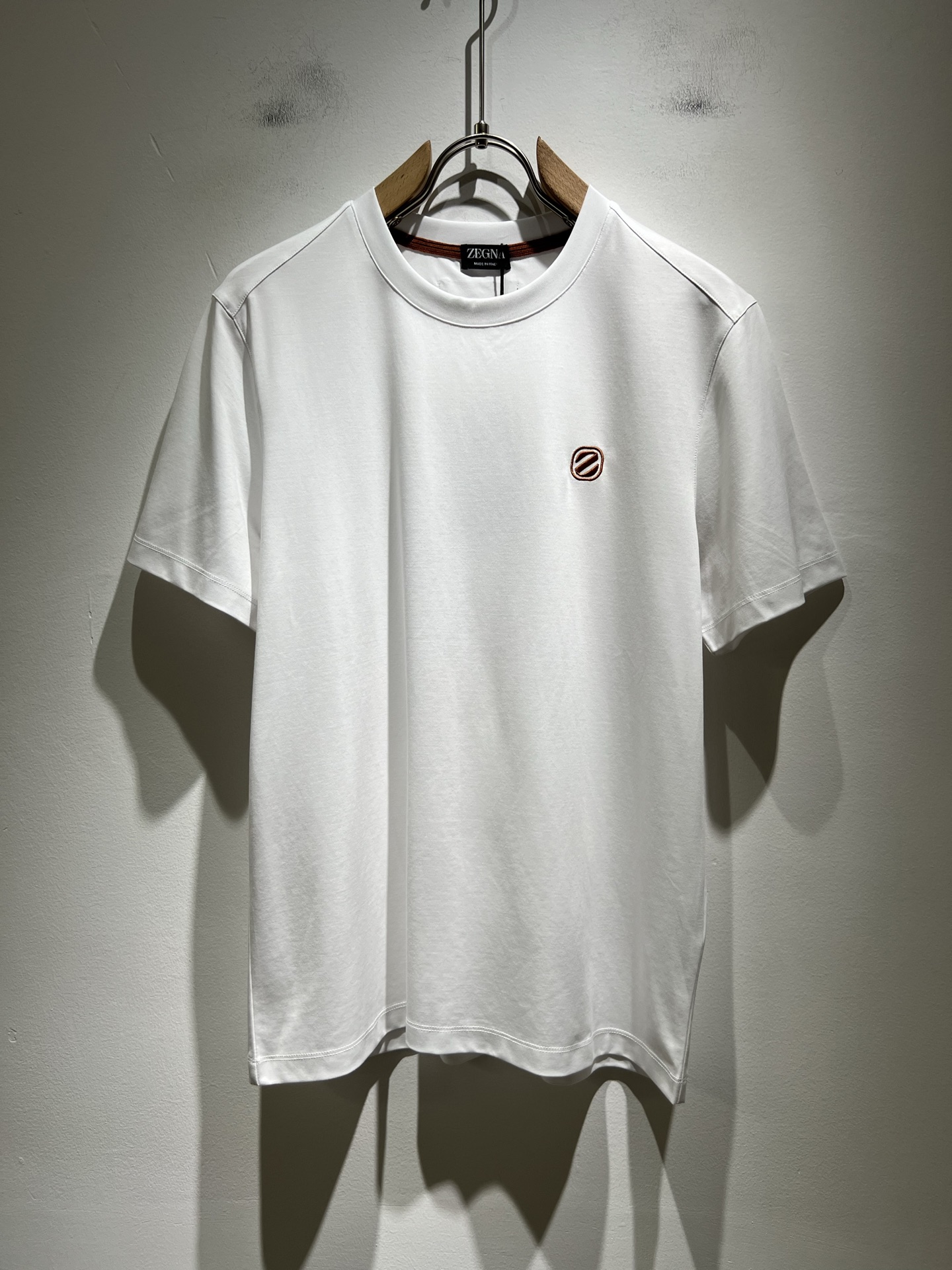 NO:411718,Ermenegildo Zeg*aJia 2025 spring and summer new products for men's short-sleeved casual short-sleeved T-shirt, foreign trade company orders!  It is one of the classic exclusive fabrics of Zenia!  Customized original cotton fabric!  Boob embroidery logo pattern design!  The texture is warm, the touch is soft and delicate, but the shape is straight and stylish!  Details, luxury, perfect interpretation of high-quality quality. Size M-3XL, zegna, T-shirt,tees, t-shirt,alexander wang19860909Ermenegildo Zeg*a杰*亚 2025春夏新品男士短袖休闲短袖T恤,外贸公司订单！是杰尼亚经典的专有织物之一！ 定制原版纯棉面料！胸前刺绣logo图案设计！质地保暖,触感又柔软细腻、但型态又笔挺有型！ 细节、奢华极致… 完美演绎高品质品相.尺码M-3XL,,zegna,T-shirt,tees，t-shirt,alexander wang,Men's clothing