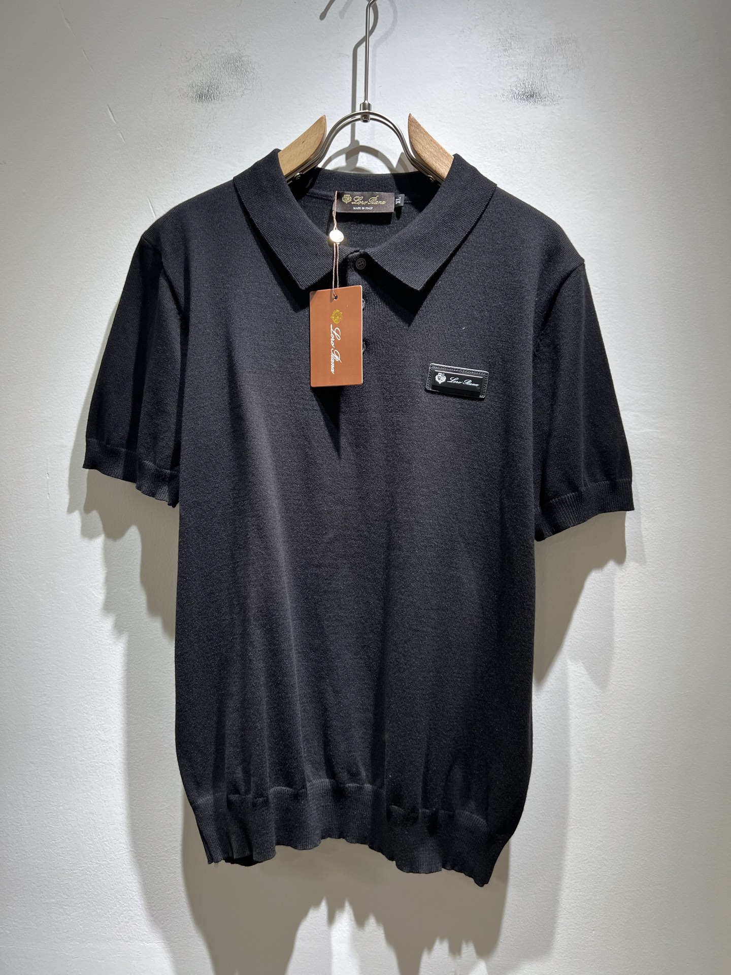 NO:411711,Loro Piana Nouyou Pianya 2025 Early Spring Men's Lapel Knitted Short Sleeve T-shirt, Full Quality!  !  The upper body is comfortable and breathable, not stiff, and the overall body has a rich three-dimensional feeling, quality export orders, and leather logo pattern design on the chest!  Customized exclusive knitted fabric tailoring to meet the simple needs of commuters for dressing. The upper body works well, looks slim and is not picky about the figure. The fabric workmanship is impeccable. Only good craftsmanship and good fabrics can make you feel good. It is a must-have item for everyone!  Size M-4XL, loro piana, T-shirt,tees, t-shirt,alexander wang19860909Loro Piana诺悠翩雅 2025早春男士最新的贸易订单翻领针织短袖T恤,全品相！！上身舒适透气,不僵硬,整体有着丰富的立体感,品质出口订单,胸前皮革logo图案设计！定制专属针织面料剪裁,满足通勤人们对于着装的简约需求,上身效果很好,显瘦,不挑剔身材.面料做工....无可挑剔,好工艺好面料才能穿出好品味一款,人手必备单品！尺码M-4XL,,loro piana,T-shirt,tees，t-shirt,alexander wang,Men's clothing