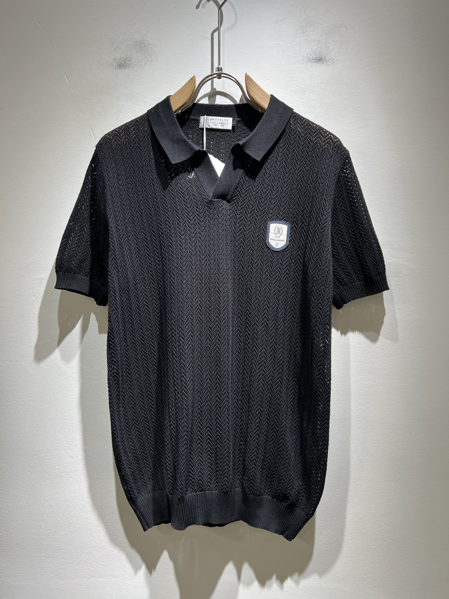 NO:411767,BC-Brunello Cucineli 2025 spring and summer new men's short-sleeved Yilit knitted Polo shirt, a fashionable and versatile item that many celebrities love to wear!  The logo on the chest is super good-looking. Friends who like classic and simple must not miss this one!  The calm and atmospheric brand style has always been favored by the upper class! It is also the best choice for fashionable items!  The upper body is so handsome, highly recommended!  !  !  In addition to its brand added value, the biggest attraction of this short sleeve is that this short sleeve has a high cost-effectiveness in terms of color and material!  Customized original exclusive Yilit knit material design!  Environmentally friendly washing, customized fabrics, pre-shrinkage treatment to ensure a crisp style. The combed cotton fabric feels super soft and smooth and sweat-absorbing!  The wash water does not deform, the feel is comfortable and smooth, the upper body is soft and comfortable, the classic fashionable lapel design is simple and not complicated, and it is very pleasing to the eye!  Code number M-4XL, brunello cucinelli, T-shirt, alexander wang19860909BC-Brunello Cucineli 2025春夏新款男士短袖伊力特针织Polo衫,众多明星都爱穿的时尚百搭单品！胸前LOGO超级好看,喜欢经典简约的朋友,一定不能错过了这款！沉稳大气的品牌风格一直以来备受上层人士的青睐!也是时尚单品的不二之选！ 上身帅到爆了,强烈推荐！！！这件短袖最大的吸引力除了他本身的品牌附加值,更加肯定的是这款短袖无论在颜色搭配还是材质上都有很高的性价比！ 定制原版专属伊力特针织材质设计！环保水洗,定制面料,预缩处理,确保版型的挺括,精梳棉面料手感超柔顺滑又吸汗！洗水不变形,手感舒适顺滑,上身柔和舒适,经典的时尚翻领设计,精简不繁,很是耐看！码数M-4XL,,brunello cucinelli,T-shirt,alexander wang,Men's clothing