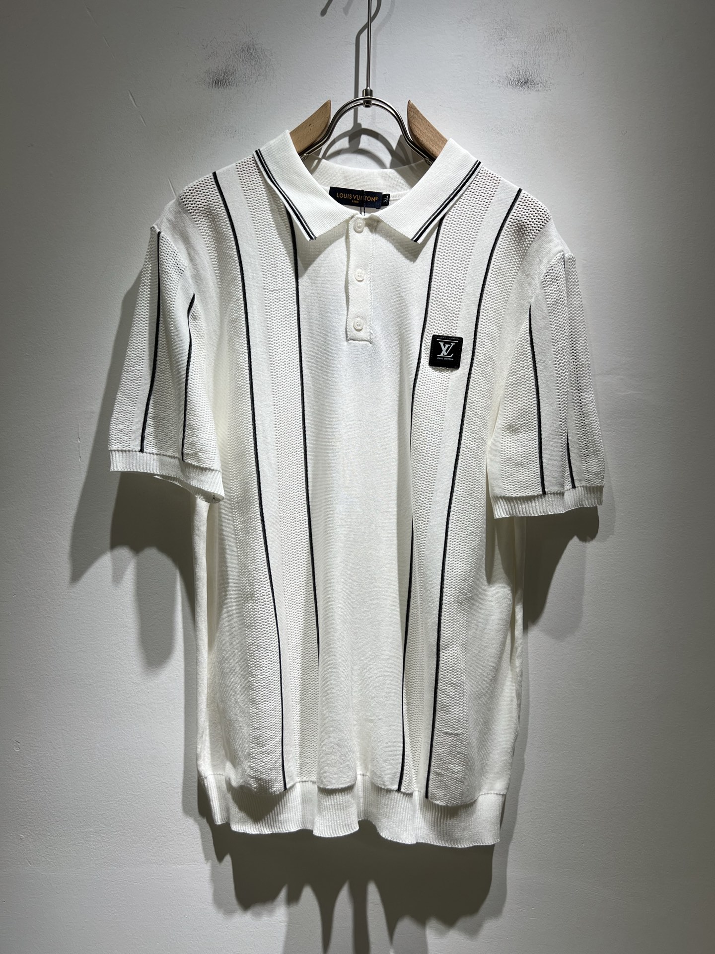 NO:411778,Louis Vuit*on Spring and Summer 2025 Louis Family Light Luxury Lapel Knit Short Sleeve!  The new high-end Louis family has always been so flawless in detail, and creative designs are endless. Letter logo badge pattern design!  It is something that everyone loves. It is made of top knitted blend, super soft and tough, and has excellent breathability. It comes from world-class trade-level OEM channels, with extremely rare quantity and no help after selling out. The three-dimensional logo presents an extraordinary texture, clean and neat. This is the special skill of the Louis family and the latest craftsmanship this quarter. The degree of meticulousness has reached the top, and the slim three-dimensional tailoring design is a unique combination of luxury and fashion!  Size M-4XL, louis vuitton,louis vuitton,t-shirt,alexander wang19860909Louis Vuit*on 2025春夏路易家族轻奢翻领针织短袖！路易家族的新高端,细节品质永远的那么完美无瑕,创意设计层出不穷.字母logo徽章图案设计！实属人见人爱的东西.顶级针织混纺打造,超级柔软且具有韧性,透气感也是绝佳.来自世界级贸易级别的代工厂渠道,数量极其稀少售完无补.立体Logo呈现不一般的质感,干净俐落.这是路易家族的看家绝活也是本季度的最新工艺.细致化程度已经达到顶端了,修身立体剪裁的版型设计堪称一绝.属于奢华与时尚的融合！尺码M-4XL,,louis vuitton,louis vuitton,T-shirt,alexander wang,Men's clothing