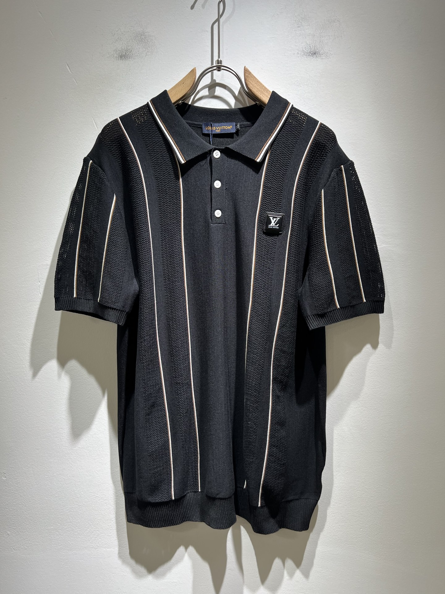 NO:411770,Louis Vuit*on Spring and Summer 2025 Louis Family Light Luxury Lapel Knit Short Sleeve!  The new high-end Louis family has always been so flawless in detail, and creative designs are endless. Letter logo badge pattern design!  It is a thing that everyone loves. It is made of thimble knit blend, super soft and tough, and has excellent breathability. It comes from world-class trade-level OEM channels, with extremely rare quantity and no help after selling out. The three-dimensional logo presents an extraordinary texture, clean and neat. This is the special skill of the Louis family and the latest craftsmanship this quarter. The degree of meticulousness has reached the top, and the slim three-dimensional tailoring design is a unique combination of luxury and fashion!  Size M-4XL, louis vuitton,louis vuitton,t-shirt,alexander wang19860909Louis Vuit*on 2025春夏路易家族轻奢翻领针织短袖！路易家族的新高端,细节品质永远的那么完美无瑕,创意设计层出不穷.字母logo徽章图案设计！实属人见人爱的东西.顶针织混纺打造,超级柔软且具有韧性,透气感也是绝佳.来自世界级贸易级别的代工厂渠道,数量极其稀少售完无补.立体Logo呈现不一般的质感,干净俐落.这是路易家族的看家绝活也是本季度的最新工艺.细致化程度已经达到顶端了,修身立体剪裁的版型设计堪称一绝.属于奢华与时尚的融合！尺码M-4XL,,louis vuitton,louis vuitton,T-shirt,alexander wang,Men's clothing