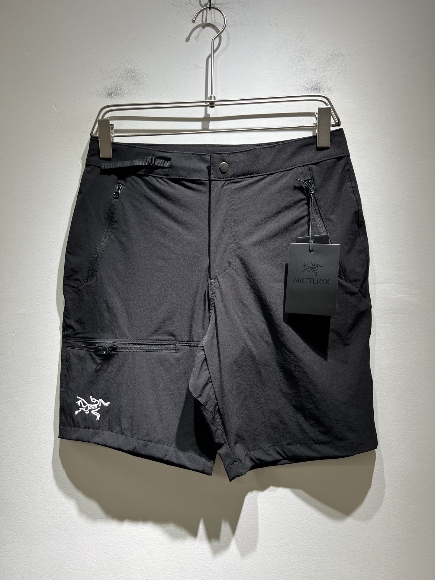 NO:411750,ARCTER*X Original Archaeological Bird 2025 spring and summer new casual sports style shorts, outdoor brands may first think of Canadian goose and Archaeological Bird. It gives people a feeling of trying out the label!  In addition to being quite accomplished in style design, the most obvious or most expert should be to have deeper and unique insights and attainments in fabrics. Through continuous structural research and problem-solving, and characterized by unique research on fabrics, these alone are enough to support it to become the first new logo brand image in the clothing manufacturing industry. This model uses elastic spandex precision blended fabric and trouser leg logo pattern glue design!  The feel is smooth and soft, and it has both natural beauty and comfort. The large body style is cut cleanly and cleanly, and the fabric shows a different hazy structural beauty. It is exclusively customized with mold opening. The fabric and its skills test the workers' skills. It can be smooth and smooth without wrinkles. It is really a test of the handmade work of every master!  Make the overall clean and neat, without leaving a trace of thread. Nowadays, men who pursue life are more refined in life, size M-3XL, arc'teryx, shorts, alexander wang19860909ARCTER*X始*祖鸟 2025春夏新款休闲运动风格短裤,户外品牌可能大家第一想到的就是加拿大鹅、始祖鸟.给人一种标签试的感觉！除了在款式设计上颇有造诣之外,最明显或者说最为拿手的,应该就是在面料上的拥有更深独特见解跟造诣了.通过不断地结构研究和问题处理,在以面料独特研究为特征,仅凭这些就已经足以支撑其成为服装制造行业中,首屈可数的新标志品牌形象.此款采用弹力氨纶精工混纺面料,裤腿logo图案压胶设计！手感细滑柔软,同时兼具自然美感跟舒适度.大身上版型裁剪简洁干净,面料上显现出了不一样朦胧的结构性美感来.独家开模定制而成,面料及其考验工人的技术,能做到平整服帖又不起皱,真的是很考验每位师傅的手工制作！使得整体干净利索,不留一丝线头.现在对于生活有所追求的男性也在生活中更为精致,尺码M-3XL,arc'teryx,shorts,alexander wang,Men's clothing