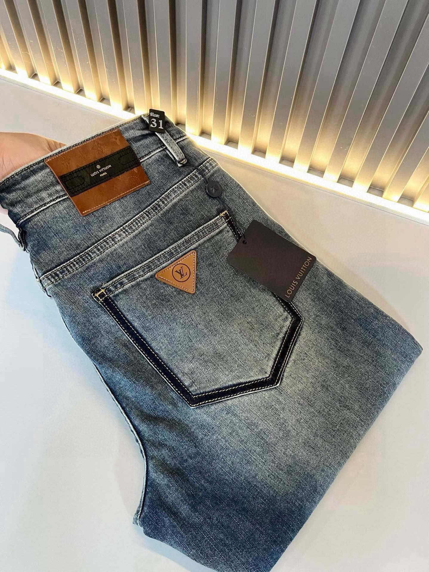 NO:411626,Louis Vuitto*Louis*Deng 2025 Spring and Summer New Men's Classic Washed Small Straight Jeans. Excellent upper body performance, a versatile choice, and a great value-for-money sharing!  !  As a classic combination of simple elements for boys, the design logo is decorated with leather patterns!  The classic jeans series of Louis on the road is a legendary item in the industry and a lasting item. Many men with senior economic strength are guests of the Louis family. Countless bigwigs have performed this sentence. This is even circulated in the fashion circle. It is made of top denim jeans. After high-end washing process, it is of great grade and luxury. Nameplate waist brand hardware logo auxiliary material design!  The fabric is excellent and comfortable on the upper body, giving people a full of trendy and fashionable atmosphere, interpreting luxury and trend to the extreme. The classic, exquisite and precise straight-tube cutting design, and the thickness can be even better across all seasons!  Size 29-40, louis vuitton,louis vuitton,alexander wang19860909Louis Vuitto*路易*登2025春夏新款男士经典水洗小直筒牛仔长裤.绝佳的上身性能,百搭之选,超值性价比分享！！作为男生简约元素经典搭配,设计logo皮革图案修饰！路遇路易经典仔裤系列,这个一直是业内的传奇单品,也是经久不衰的单品,很多具有资深经济实力的男人都是路易家族的座上客,无数的大佬都曾演绎过,时尚圈更是流传这么一句话,顶级丹宁牛仔面料打造而成,经高端水洗工艺处理后,极具档次与奢华感.铭牌腰牌五金logo辅料设计！面料极好上身舒适,给人满满的潮流时髦气息,将奢华与潮流感演绎到了极致,经典精湛精准的直筒版型裁剪设计,厚度更是能横跨四季必入好款！ 尺码29-40,,louis vuitton,louis vuitton,alexander wang,Men's clothing