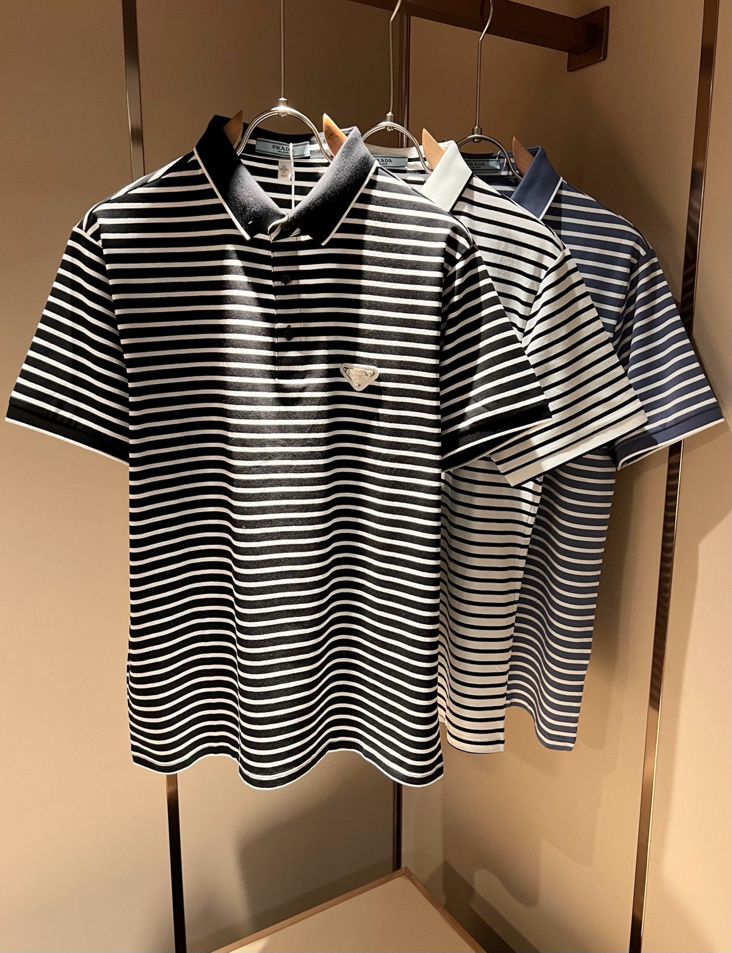 NO:411737,Prad*Pu*da 2025 spring and summer new classic striped elements short-sleeved Polo shirt, a classic and elegant style, the kind that can be worn for ten years, you must collect a few pieces, and you must collect the rare and exquisite style!  A good taste!  It is important that it cannot avoid any season when it is imported 100% top-grade bead floor cotton!  Fine weaving!  solid!  One of the best cottons recognized in the world!  The texture is perfect! Chest hardware logo design!  Perfectly enrich everyone's visual sense!  Make you feel clean and neat!  Fashionable and beautiful!  !  Only by wearing Prada's short-sleeved shirt can you know what is worth it!  PRADA has always been a quality life pursued by European aristocrats and upper class scholars. This simple and casual versatile T-shirt is a personal luxury item with fashionable colors. Luxury materials and rigorous craftsmanship are the main tools for PRADA to attract fans. The flat and stylish round neck is warm, comfortable and easy to wear. The black and white colors have their own tone and handsome, and it is truly a world-class style!  The brand's design details are very exquisite, the upper body is light and stylish, and you have to buy the latest T-shirt every season. Faced with this consumable, it will save you the trouble of going out and outfitting. There are many letter T-shirts on the market, but this one is still rare to see. The streamlined tailoring and a light casual and artistic temperament give you enough spring to arrange the surface. Every person who pursues fashion, you might as well try it on the upper body!  Size M-4XL, prada, prada, T-shirt,tees, t-shirt,alexander wang19860909Prad*普*达 2025春夏季新款经典条纹元素短袖Polo衫,经典大方的款式,可以穿十年都还是流行的那种,你一定要收藏几件,难得精致极致的款,你一定要收！好品味的一件！重要到哪个季节都绕不开它百分百进口顶级珠地棉！织法精细！结实！世界公认最好的棉之一！手感质感都极完美! 胸口五金logo设计！完美的丰富大家的视觉感！让你感觉干净利落！时尚又好看！！穿上普拉达的这款短袖,才知道什么是人间太值得！PRADA一直都是欧洲贵族和上流社会雅士追求的品质生活这款简易休闲百搭T恤更是穿出个人奢侈的单品色彩时尚 奢侈的材质和严谨的工艺是PRADA圈粉的主要利器平整有型的圆领,版型温暖舒适好穿又好搭,黑白双色自带腔调和帅气,真正的一款打天下！品牌的设计细节十分考究,上身轻便有型,每季都要入手最新的T恤,面对这种消耗品,直接省了你出门穿搭的烦恼,市面上的字母T恤有很多,但这款还很难得一见了,信手拈来的流线剪裁,淡淡的休闲文艺气质,给足春日的排面,每个对时髦度有追求的你,都不妨上身一试！尺码M-4XL,,prada,prada,T-shirt,tees，t-shirt,alexander wang,Men's clothing