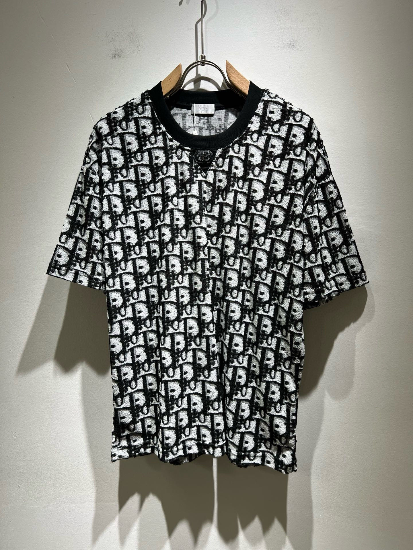 NO:411783,Dio*Dijia 2025 spring and summer new short-sleeved T-shirt for men and women, and the counter is available at the same time!  Customized exclusive 260g pure cotton fabric, customized original craft threads, panoramic logo pattern design!  Simple and generous, calm and versatile, extremely high-end, perfectly integrated with fashion and style, a top fashionable style that perfectly suits the outside wear!  The overall feeling is natural!  The ultimate classic versatile short-sleeved T-shirt is designed with the latest three-dimensional letter logo print elements!  The ultimate perfection of heavy industry!  Fans who pursue high quality are please buy them by themselves, and all fans who know the goods are invited to appreciate this model together!  !  Size M-3XL, dior,dior,T-shirt,tees,t-shirt,alexander wang19860909Dio*迪家 2025春夏新款男女同款短袖T恤,专柜同步发售！定制专属260克纯棉面料,定制原版工艺螺纹,全景logo图案设计！简约大方,从容百搭,档次极高,完美融入时尚还有风情感一款完美符合外穿的顶尖时髦气质款！整体给人浑然天成的感觉！极致经典的百搭型短袖T恤,采用最新的立体字母logo印花元素设计！极致的重工极致的完美！追求高品质的粉丝们请自行抢购,诚邀所有识货的粉丝一同鉴赏此款！！尺码M-3XL,,dior,dior,T-shirt,tees，t-shirt,alexander wang,Men's clothing