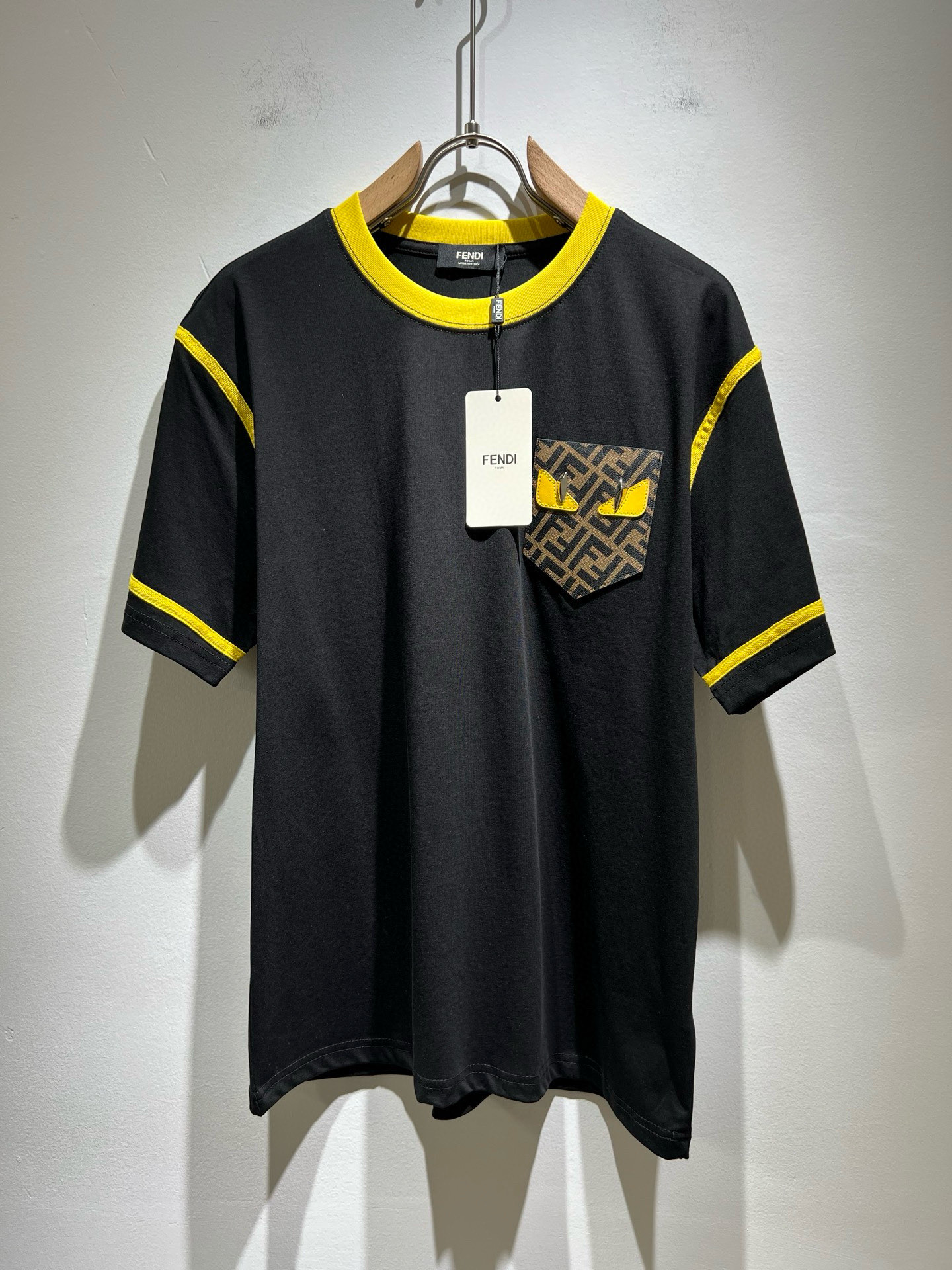 NO:411791,FEN*I FEN*Di's new spring and summer 2025 FD family FF men and women short-sleeved T-shirt, versatile and minimalist short-sleeved shirts for men and women. Original Italian orders, popular FD family items, simple and pure colors. The FD family's enduring iconic products, high-quality products with full representation and full specifications, and high-quality products that all FD fans are worth buying!  Pure Yidian channel orders, high-end and popular products from the FD family, very popular items at the moment, and iconic letter logo pattern leather decoration!  High-end goods worth keeping and giving away to others!  It is trendy and beautiful, with a full sense of trendy atmosphere, and has a very high level and specifications. It uses a very classic black and white color combination, giving people a strong visual impact and has a very high recognition. It is top-quality exclusive pure cotton fabric, created with a soft, delicate and comfortable touch, and has a very high-end and classy appearance!  Perfectly interprets the charm of the brand and leaves a deep impression. It is more fashionable and charming. It has simple, elegant and fashionable upper body, and is even more stressful for outfits!  The inner wear alone is very delicious and beautiful scenery that cannot be ignored!  Size M-3XL, fendi,dior,T-shirt,tees,t-shirt,alexander wang19860909FEN*I 芬*迪2025春夏新款FD家族FF男女同款短袖T恤,男女同款百搭极简短袖.意大利原厂订单,FD家族人气单品,简约纯色系打造.FD家族经久不衰的标志性臻品,代表性十足,规格感十足的精品,所有FD粉丝都值得抢购的精品！纯正意代渠道订单,FD家族的高奢人气爆款产物,当下十分火爆的单品,标志性字母logo图案皮革修饰！值得自留和送人的高端货！新潮又好看,潮流气息感十足,档次规格感极高,并且采用十分经典的的黑白双色搭配,给人的视觉冲击感相当强烈,有着极高的辨识度,顶级专属纯棉面料,打造,触感柔软细腻舒适,品相相当高级有档次！完美诠释品牌魅力,给人留下深刻印象.更具时尚与韵味,上身简约大方时尚,对于穿搭更是毫无压力！单穿内搭都极有味道,不可忽视的靓丽风景线！ 尺码M-3XL,,fendi,dior,T-shirt,tees，t-shirt,alexander wang,Men's clothing