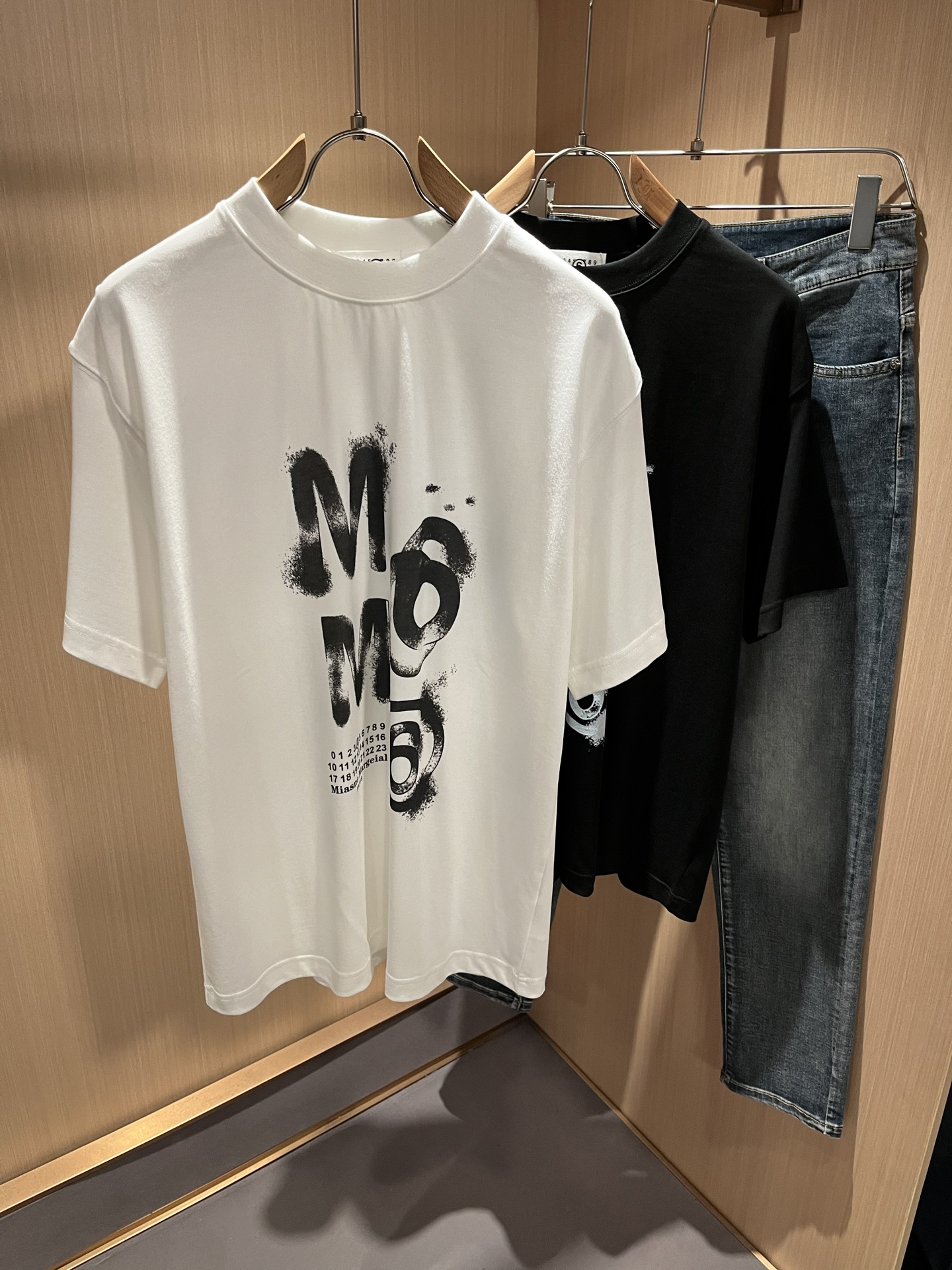 טי שירט יוניסקס Maison Margiela עם הדפס לוגו 2 i1748894046655 1054 0 0