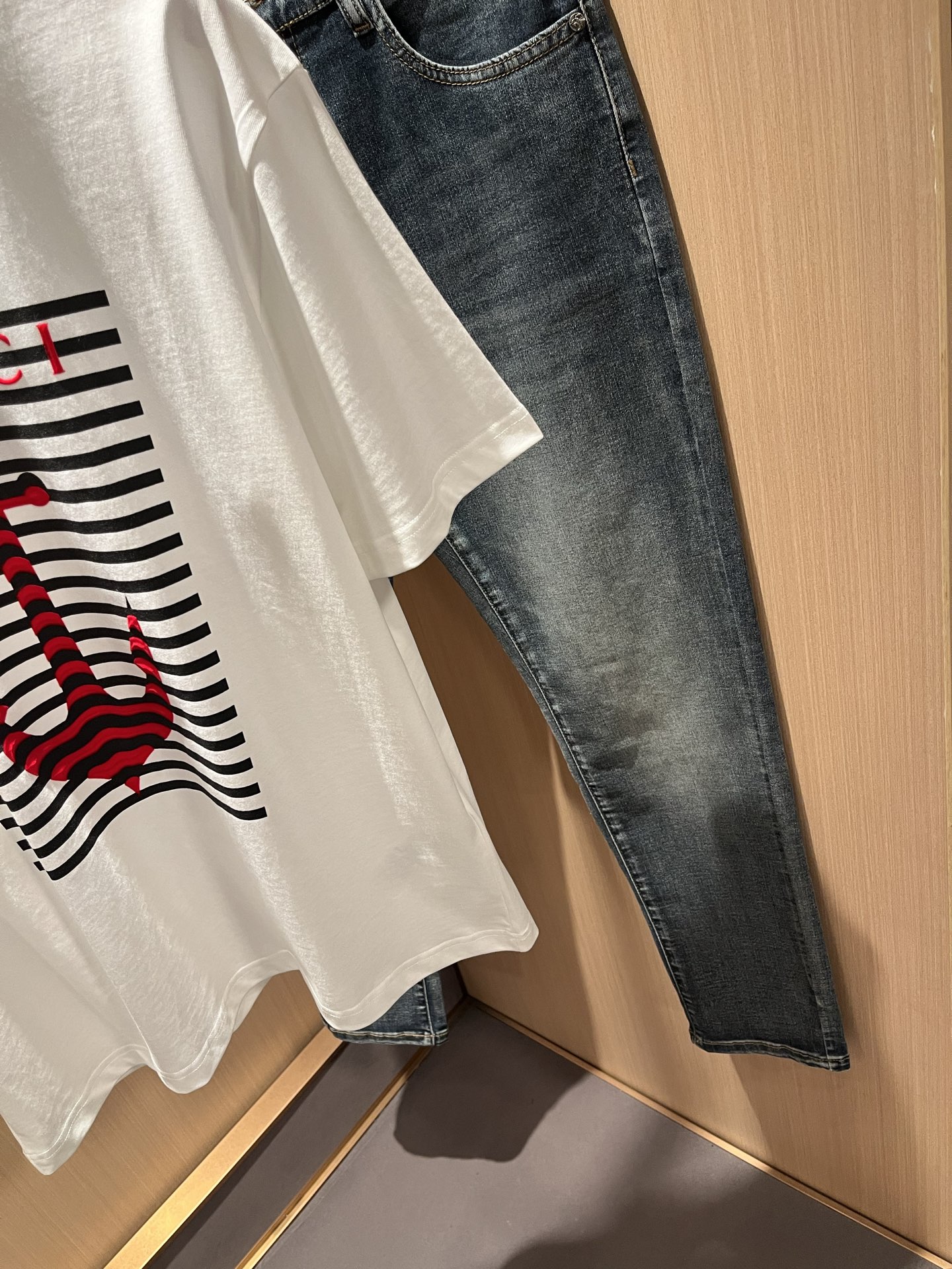 Gucci 2025 Spring/Summer Unisex Cotton Tee with Anchor Graphic 8 i1748894110358 3800 0 6
