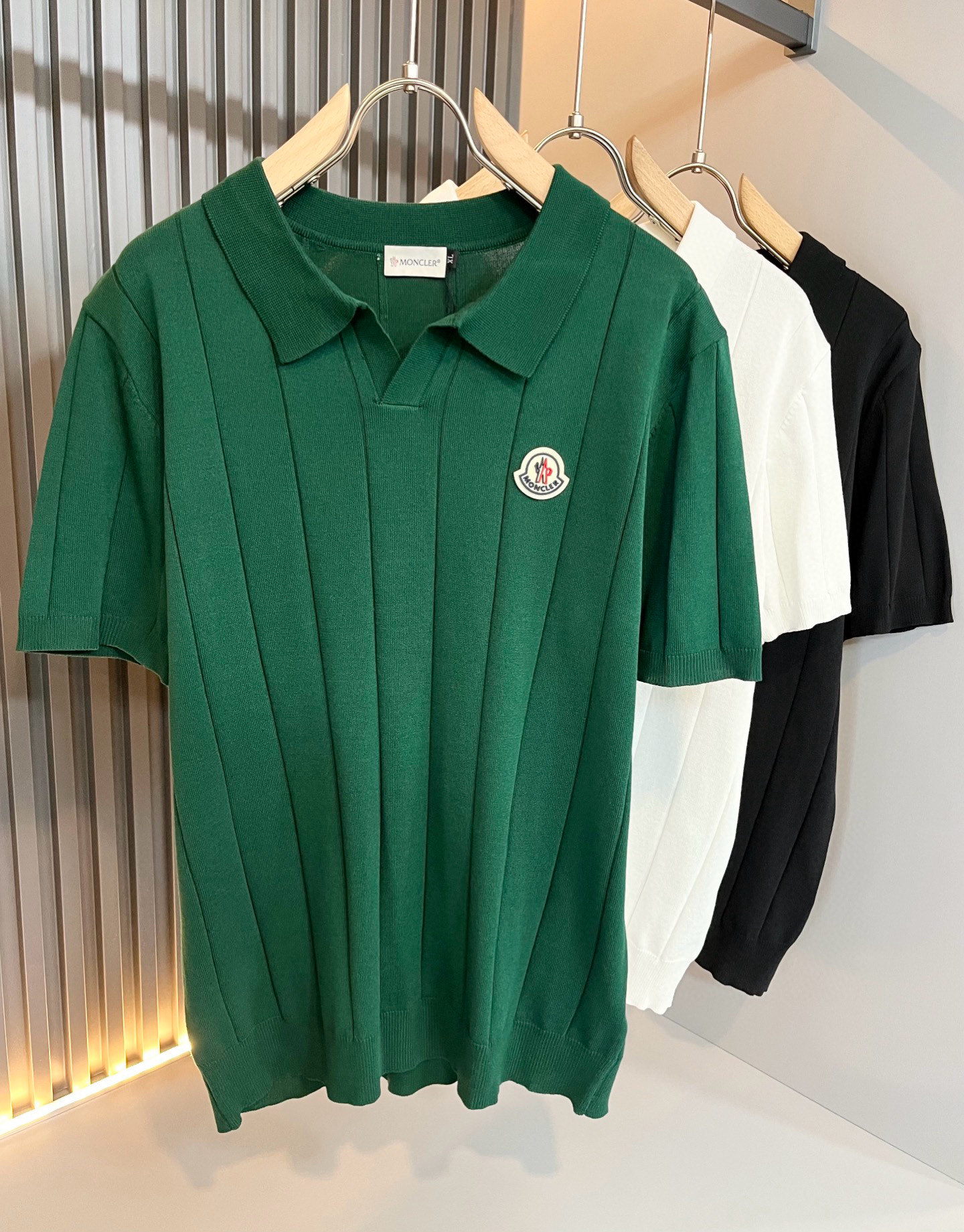 NO:415002,Moncler Mengjia's latest trade order knitted short-sleeved T-shirt in spring and summer 2025, full quality!  !  Internet celebrity style!  The craftsmanship adopts a chest badge design!  The upper body is comfortable and breathable, not stiff, and the overall body has a rich three-dimensional feeling, quality export orders, and chest logo pattern badge design!  Customized knitted fabric tailoring meets the simple needs of commuters for dressing. The upper body works well, looks slim and is not picky about the figure. The fabric workmanship is impeccable. Only good craftsmanship can make you look good and tasteful. It is a must-have item for everyone!  Size M-4XL, T-shirt,tees,t-shirt,alexander wang19860909Moncler蒙家 2025春夏最新的贸易订单针织短袖T恤,全品相！！网红款！工艺采用胸前徽章设计！上身舒适透气,不僵硬,整体有着丰富的立体感,品质出口订单,胸前logo图案徽章设计！定制针织面料剪裁,满足通勤人们对于着装的简约需求,上身效果很好,显瘦,不挑剔身材.面料做工....无可挑剔,好工艺好面料才能穿出好品味一款,人手必备单品！尺码M-4XL,,T-shirt,tees，t-shirt,alexander wang,Men's clothing