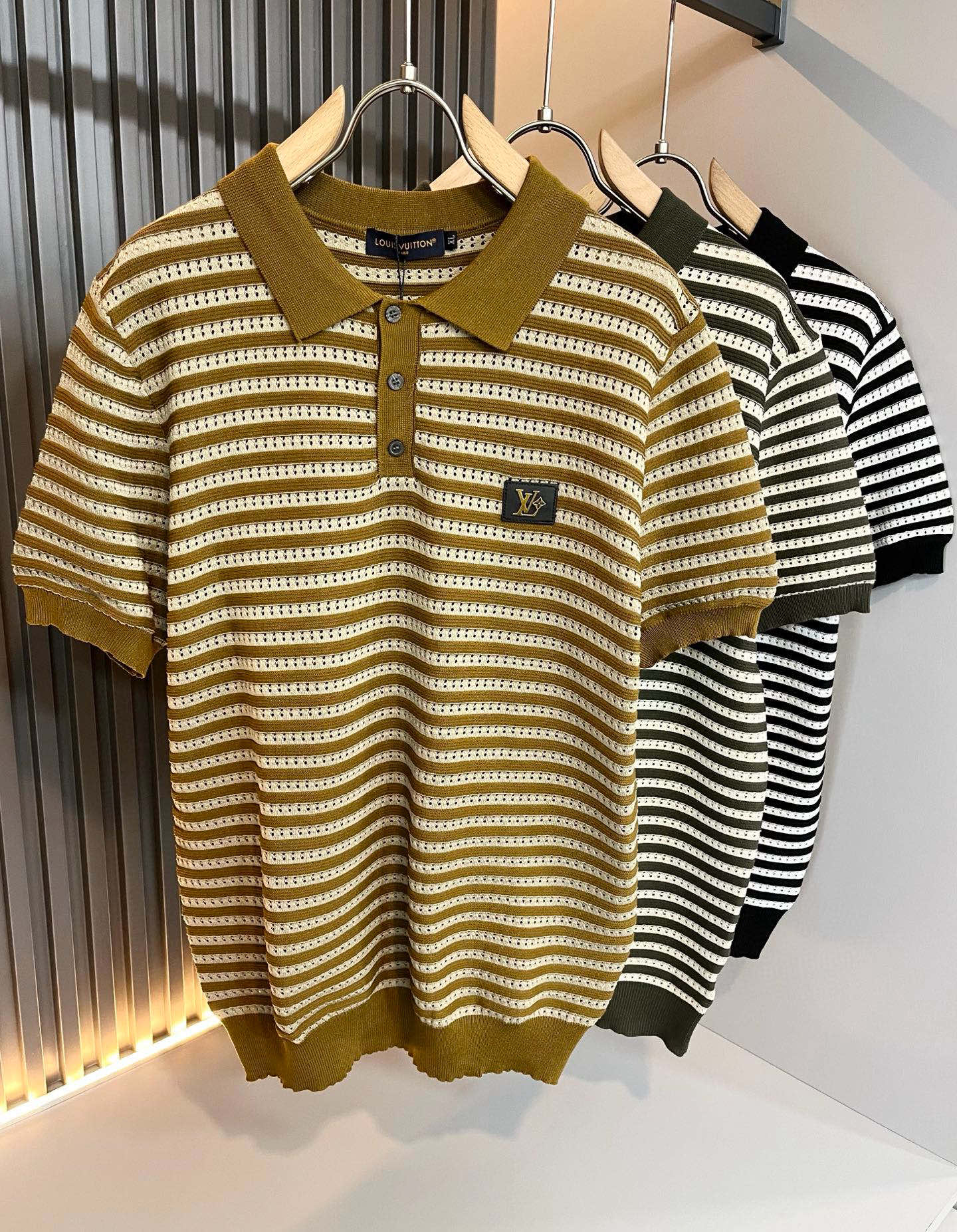 NO:415041,Louis Vuit*on Spring and Summer 2025 Louis Family Light Luxury Lapel Knit Short Sleeve!  The new high-end Louis family has always been so flawless in detail, and creative designs are endless. Letter logo leather pattern design!  It is something that everyone loves. It is made of top-quality ice silk blend, super soft and tough, and has excellent breathability. It comes from world-class trade-level OEM channels, with extremely rare quantity and no help after selling out. The three-dimensional logo presents an extraordinary texture, clean and neat. This is the special skill of the Louis family and the latest craftsmanship this quarter. The degree of meticulousness has reached the top, and the slim three-dimensional tailoring design is a unique combination of luxury and fashion!  Size M-4XL, louis vuitton,louis vuitton,t-shirt,alexander wang19860909Louis Vuit*on 2025春夏路易家族轻奢翻领针织短袖！路易家族的新高端,细节品质永远的那么完美无瑕,创意设计层出不穷.字母logo皮革图案设计！实属人见人爱的东西.顶级冰丝混纺打造,超级柔软且具有韧性,透气感也是绝佳.来自世界级贸易级别的代工厂渠道,数量极其稀少售完无补.立体Logo呈现不一般的质感,干净俐落.这是路易家族的看家绝活也是本季度的最新工艺.细致化程度已经达到顶端了,修身立体剪裁的版型设计堪称一绝.属于奢华与时尚的融合！尺码M-4XL,,louis vuitton,louis vuitton,T-shirt,alexander wang,Men's clothing