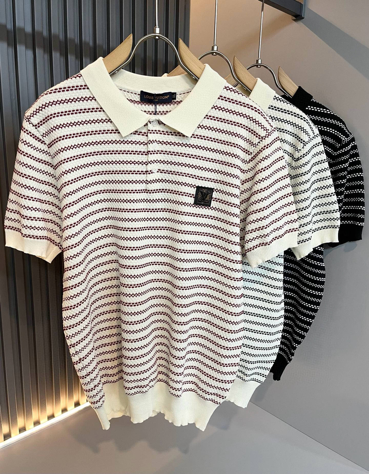 NO:415017,Louis Vuit*on Spring and Summer 2025 Louis Family Light Luxury Lapel Knit Short Sleeve!  The new high-end Louis family has always been so flawless in detail, and creative designs are endless. Letter logo leather pattern design!  It is something that everyone loves. It is made of top-quality ice silk blend, super soft and tough, and has excellent breathability. It comes from world-class trade-level OEM channels, with extremely rare quantity and no help after selling out. The three-dimensional logo presents an extraordinary texture, clean and neat. This is the special skill of the Louis family and the latest craftsmanship this quarter. The degree of meticulousness has reached the top, and the slim three-dimensional tailoring design is a unique combination of luxury and fashion!  Size M-4XL, louis vuitton,louis vuitton,t-shirt,alexander wang19860909Louis Vuit*on 2025春夏路易家族轻奢翻领针织短袖！路易家族的新高端,细节品质永远的那么完美无瑕,创意设计层出不穷.字母logo皮革图案设计！实属人见人爱的东西.顶级冰丝混纺打造,超级柔软且具有韧性,透气感也是绝佳.来自世界级贸易级别的代工厂渠道,数量极其稀少售完无补.立体Logo呈现不一般的质感,干净俐落.这是路易家族的看家绝活也是本季度的最新工艺.细致化程度已经达到顶端了,修身立体剪裁的版型设计堪称一绝.属于奢华与时尚的融合！尺码M-4XL,,louis vuitton,louis vuitton,T-shirt,alexander wang,Men's clothing