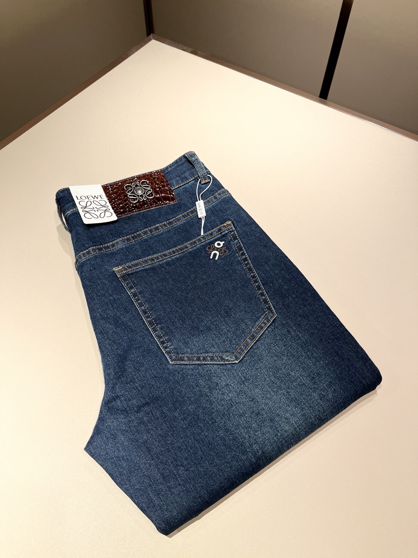 NO:415062,LO*WE/Luo*We 2025 spring and summer new men's fashion high-end casual pants, Hong Kong foreign business channel products, original Japanese products, pure blood quality, perfectly continues the essence and genes of LOE*'s home. From the main fabric to the detailed craftsmanship, all show the ingenuity of quality, use multiple brand elements to interpret, and choose precious cowhide material to build a logo waist brand leather design!  Identity manifestation that belongs to the soul!  Customer-supplied high-end imported pure cotton fabrics, very high-end and fashionable detailed craftsmanship, red ear cloth is completed by a specific antique loom. This element represents the identity and rank of jeans, which is very worthy of careful appreciation!  In terms of matching, it is invincible and explains the versatility in place, with ingenious details and exquisite accessories. The auxiliary materials are all provided by foreign merchants. They are tailored and slim, and the upper body is lifted with an excellent effect. They are a styling item that is hard to come by!  Size 30 -40, loewe, jeans, cowhide, alexander wang19860909LO*WE/罗*威2025春夏新品男士时装款高端休闲裤,香港洋行渠道货,日本原厂出品,纯血统品质,完美延续了LOE*家的精髓与基因,从主体面料到细节工艺,无不彰显出品质的匠心所在,运用多个品牌元素标识来诠释,选取矜贵的牛皮材质构建logo腰牌皮革设计！属于灵魂式的身份彰显！客供高级进口的纯棉面料,非常高级且时髦的细节工艺,赤耳布是由特定古董织布机完成,此元素代表着牛仔裤的身份及段位,非常值得细品悦人！在搭配上所向无敌,把百搭阐释到位,细节匠心考究,辅料皆为外商客供,剪裁合体修身,上身提臀效果绝佳,可遇而不可求的造型单品！尺码30 -40,,loewe,jeans,cowhide,alexander wang,Men's clothing