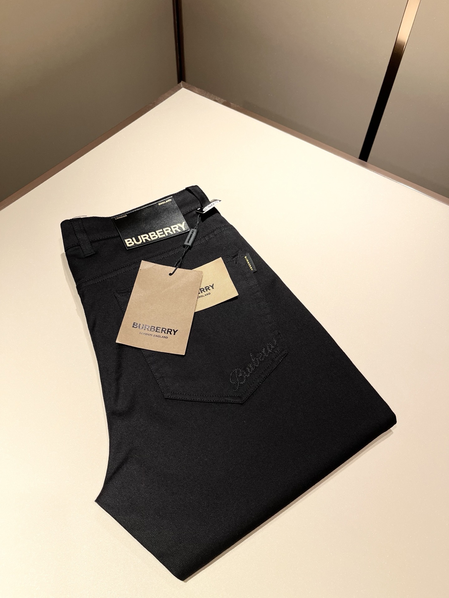 NO:415069,BURBER*Y Ba*li 2025 spring and summer new products for men's high-end casual and versatile jeans!  For BUR fans, such a grand classic design is enough to plant grass at a glance. It is the most handsome series among all BUR jeans this year. I only need to take a look and know that this will definitely be a hit product that has caused a sensation, and it is popular on the Internet. The classic slim three-dimensional tailoring style is equipped with the latest logo pattern waist brand craft design!  Very representative waist brand modification!  It simply and easily demonstrates the charm of the brand, and naturally presents specifications, grades, fashion and trendy effects. It matches the performance to easily create a high-end and high-end effect!  The top imported Japanese washing cowboy is made of cotton, and it is comfortable and breathable, and has a natural drape, which is suitable for all year round outfits!  !  This jeans are made of three-dimensional cut and straight-fitting style. The magic and practical wearability of the single match are understandable. Whether you are wearing daily clothes or appearing on the high street, it is the best choice. It is super charming!  It also demonstrates the authentic BUR original flavor, and it also perfectly shows its specifications and rank!  Obviously, this is a big and powerful product that you must collect. Whether you are a fan of BUR or not, you must collect this product and highly recommend it!  Size 29-40, Burberry, jeans, alexander wang19860909BURBER*Y巴*莉 2025春夏新品男士高端休闲百搭牛仔裤！对于BUR粉丝来说,这样大气的经典设计足矣一眼种草,是今年BUR所有牛仔裤当中最帅的一个系列,我只需要看一眼就知道,这绝对会是一个引起轰动的爆款,而且全网风靡,经典的修身立体剪裁版型打造,配置了最新的logo图案腰牌工艺设计！极具代表性腰牌修饰！简单轻松的彰显出品牌魅力所在,自然而然的呈现规格,档次,时髦以及新潮效果,搭配性能满分,轻松穿出高级感与高端效果！顶级的进口日本洗水牛仔棉质打造,并舒适透气感满分,且垂感自然,适合一年四季的穿搭所需！！此款牛仔裤采用了立体裁剪小直筒版型打造,其单配魔力与实穿性是无可厚非的,不管你是日常穿搭还是高街出镜都是不二之选,超具魅力！更是彰显了地地道道的的BUR原味,同时也是完美的展现了其规格和段位所在！很显然,这是一款绝对要收的重磅好货,不管你是不是BUR的粉丝,此款你都必须要收,极力推荐的好货！尺码29-40,,burberry,jeans,alexander wang,Men's clothing