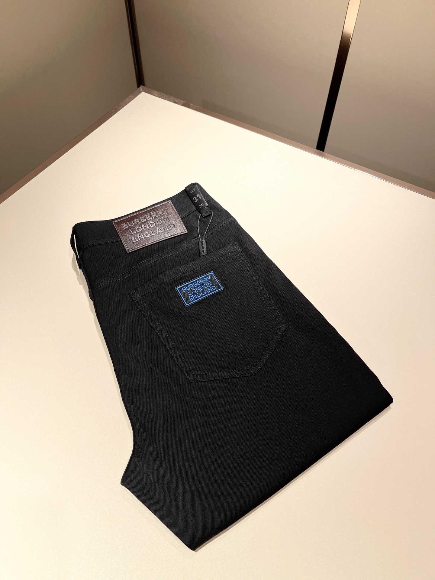 NO:415055,BURBER*Y Ba*li 2025 spring and summer new products for men's high-end casual and versatile jeans!  For BUR fans, such a grand classic design is enough to plant grass at a glance. It is the most handsome series among all BUR jeans this year. I only need to take a look and know that this will definitely be a hit product that has caused a sensation, and it is popular on the Internet. The classic slim three-dimensional tailoring style is equipped with the latest logo pattern waist brand craft design!  Very representative waist brand modification!  It simply and easily demonstrates the charm of the brand, and naturally presents specifications, grades, fashion and trendy effects. It matches the performance to easily create a high-end and high-end effect!  The top imported Japanese washing cowboy is made of cotton, and it is comfortable and breathable, and has a natural drape, which is suitable for all year round outfits!  !  This jeans are made of three-dimensional cut and straight-fitting style. The magic and practical wearability of the single match are understandable. Whether you are wearing daily clothes or appearing on the high street, it is the best choice. It is super charming!  It also demonstrates the authentic BUR original flavor, and it also perfectly shows its specifications and rank!  Obviously, this is a big and powerful product that you must collect. Whether you are a fan of BUR or not, you must collect this product and highly recommend it!  Size 29-40, Burberry, jeans, alexander wang19860909BURBER*Y巴*莉 2025春夏新品男士高端休闲百搭牛仔裤！对于BUR粉丝来说,这样大气的经典设计足矣一眼种草,是今年BUR所有牛仔裤当中最帅的一个系列,我只需要看一眼就知道,这绝对会是一个引起轰动的爆款,而且全网风靡,经典的修身立体剪裁版型打造,配置了最新的logo图案腰牌工艺设计！极具代表性腰牌修饰！简单轻松的彰显出品牌魅力所在,自然而然的呈现规格,档次,时髦以及新潮效果,搭配性能满分,轻松穿出高级感与高端效果！顶级的进口日本洗水牛仔棉质打造,并舒适透气感满分,且垂感自然,适合一年四季的穿搭所需！！此款牛仔裤采用了立体裁剪小直筒版型打造,其单配魔力与实穿性是无可厚非的,不管你是日常穿搭还是高街出镜都是不二之选,超具魅力！更是彰显了地地道道的的BUR原味,同时也是完美的展现了其规格和段位所在！很显然,这是一款绝对要收的重磅好货,不管你是不是BUR的粉丝,此款你都必须要收,极力推荐的好货！尺码29-40,,burberry,jeans,alexander wang,Men's clothing