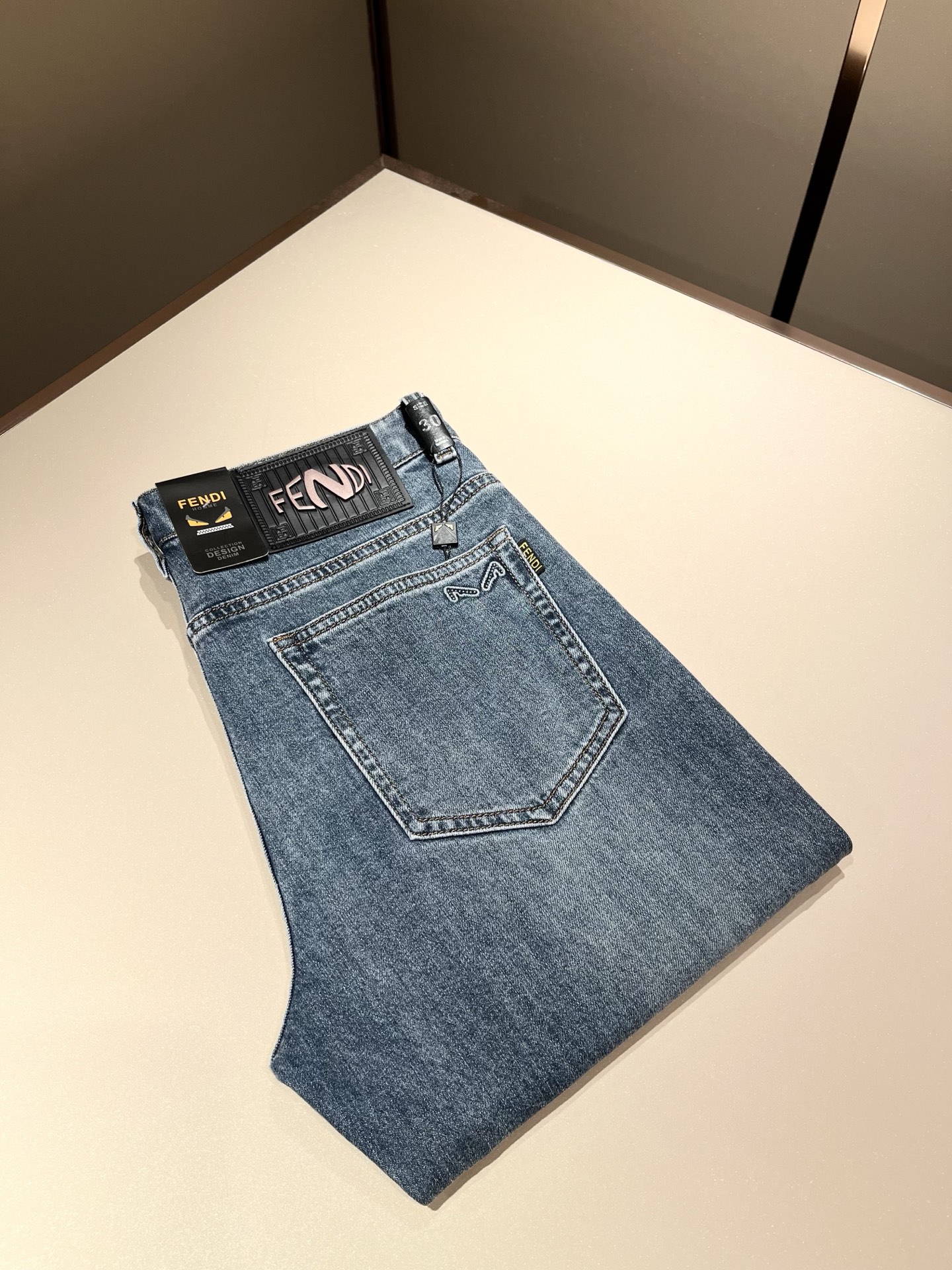 NO:415019,FEN*I FEN*Di Spring and Summer New FD Home Casual Jeans!  Original Italian orders, popular FD family items, high-quality products with full representation and full of specifications, high-quality products that all FD fans are worth buying!  Pure Yidian channel orders, high-end and popular products from the FD family, very popular items at the moment, FD's iconic hardware and leather logo waist brand design!  !  Trendy and beautiful, full of trendy atmosphere, extremely high grade and specifications, giving people a strong visual impact, with extremely high recognition, top-grade denim fabric, created, soft, delicate and comfortable, and the quality is quite high-end and classy!  Perfectly interprets the charm of the brand and leaves a deep impression. It is more fashionable and charming, simple, generous and fashionable, and has no pressure on the outfit!  Size 29-40, fendi,dior,jeans,alexander wang19860909FEN*I 芬*迪2025春夏新款FD家休闲牛仔裤！意大利原厂订单,FD家族人气单品,代表性十足,规格感十足的精品,所有FD粉丝都值得抢购的精品！纯正意代渠道订单,FD家族的高奢人气爆款产物,当下十分火爆的单品,FD标志性五金皮革logo腰牌设计！！新潮又好看,潮流气息感十足,档次规格感极高,给人的视觉冲击感相当强烈,有着极高的辨识度,顶级丹宁面料,打造,触感柔软细腻舒适,品相相当高级有档次！完美诠释品牌魅力,给人留下深刻印象.更具时尚与韵味,简约大方时尚,对于穿搭更是毫无压力！尺码29-40,,fendi,dior,jeans,alexander wang,Men's clothing