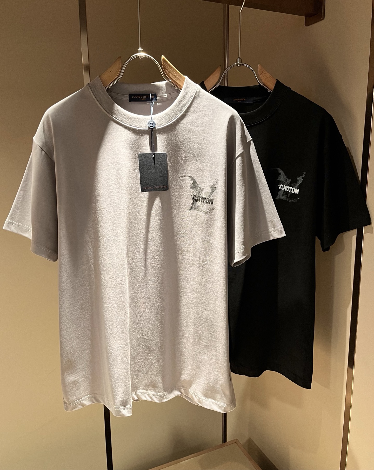 NO:418477,LouisVuitt*Louis*Deng The new series of spring and summer 2025 products are launched, a very fashionable and avant-garde short-sleeved T-shirt for men and women, with logo logo pattern and printing decoration!  Different from the past, it declares the design concept that has been passed down for many years in the brand!  Its eye-catchingness is no less than any classic style, perfectly presenting the fashionable, high-end and luxurious feeling in front of the world!  Made of imported cotton materials, selected high-quality pure cotton fabrics, soft and soft to the touch, the real thing is definitely beyond your imagination, close to the body and breathable, even if you sweat profusely, you will not feel greasy or stuffy, and will bring sweating and moisture absorption to the extreme!  Size M-2XL, louis vuitton,louis vuitton,t-shirt,tees,t-shirt,alexander wang19860909LouisVuitt*路易*登 2025春夏全新系列单品上线,非常时髦前卫的一款男女同款短袖T恤,标识logo图案印花修饰！区别于以往的不同,宣示品牌传承多年的设计理念！其吸睛度完全不亚于任何经典款式,将时髦高级感与奢华感完美呈现在世人眼前！客供进口全棉材质制成,精选优质纯棉面料,触感软糯亲肤细腻,实物到手绝对超乎你的想象,贴身无比舒适透气,即便是汗流浃背也不会有腻身及闷热感可言,将排汗吸湿性发挥到了极致！尺码M-2XL,,louis vuitton,louis vuitton,T-shirt,tees，t-shirt,alexander wang,Men's clothing