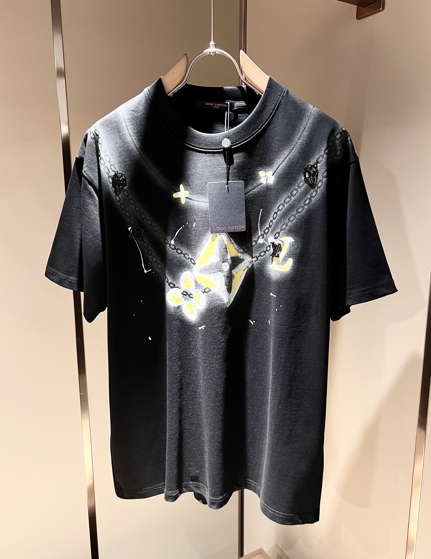 NO:418432,LouisVuitt*Louis*Deng The new series of spring and summer 2025 products are launched, a very fashionable and avant-garde short-sleeved T-shirt for men and women, with logo logo pattern printed hardware modification!  Different from the past, it declares the design concept that has been passed down for many years in the brand!  Its eye-catchingness is no less than any classic style, perfectly presenting the fashionable, high-end and luxurious feeling in front of the world!  Made of imported cotton materials, selected high-quality pure cotton fabrics, soft and soft to the touch, the real thing is definitely beyond your imagination, close to the body and breathable, even if you sweat profusely, you will not feel greasy or stuffy, and will bring sweating and moisture absorption to the extreme!  Size M-2XL, louis vuitton,louis vuitton,t-shirt,tees,t-shirt,alexander wang19860909LouisVuitt*路易*登 2025春夏全新系列单品上线,非常时髦前卫的一款男女同款短袖T恤,标识logo图案印花五金修饰！区别于以往的不同,宣示品牌传承多年的设计理念！其吸睛度完全不亚于任何经典款式,将时髦高级感与奢华感完美呈现在世人眼前！客供进口全棉材质制成,精选优质纯棉面料,触感软糯亲肤细腻,实物到手绝对超乎你的想象,贴身无比舒适透气,即便是汗流浃背也不会有腻身及闷热感可言,将排汗吸湿性发挥到了极致！尺码M-2XL,,louis vuitton,louis vuitton,T-shirt,tees，t-shirt,alexander wang,Men's clothing