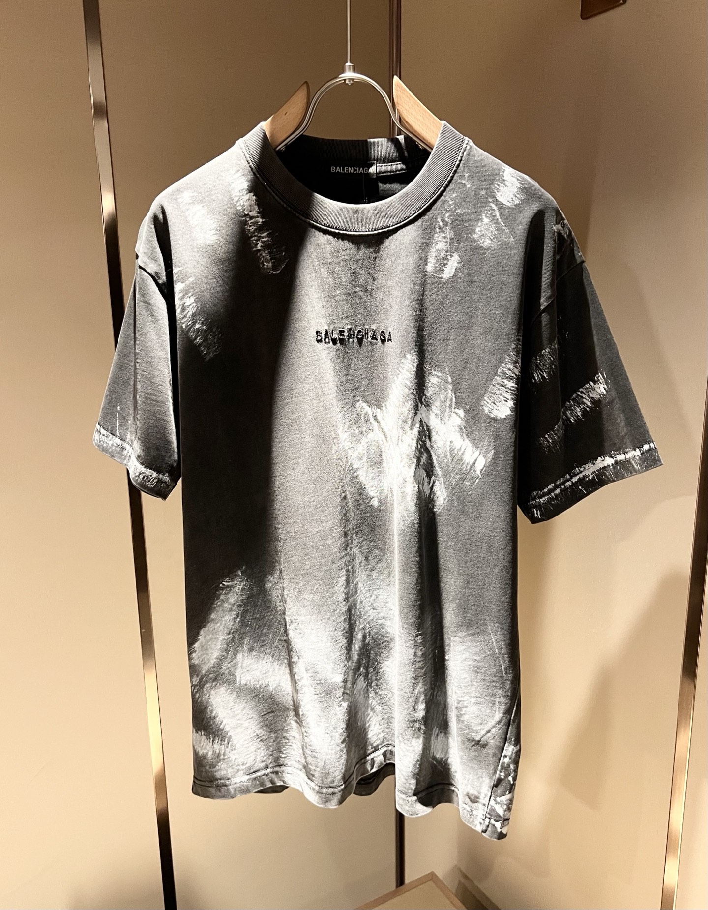 NO:418478,BALENCI*GA Paris* Home 2025 Spring and Summer New Men and Women's Same Short-Sleeve T-shirt!  Fashionable casual short-sleeved T-shirt with catwalk pattern prints!  Chest logo embroidery design!  The most designed and selected customer-supplied 260g pure cotton fabric, which feels soft and skin-friendly, is comfortable and breathable, and you can’t picky about the real thing!  Loose, small, shoulder-dead round neck cut, genderless couple mixed styles, opening up a new fashion charm!  Differentiate the market version of the high-end custom series!  Size M-2XL, balenciaga, T-shirt,tees, t-shirt,alexander wang19860909BALENCI*GA巴黎*家 2025春夏新款男女同款短袖T恤！走秀图案印花时尚休闲短袖T恤衫！胸前logo刺绣设计！极具设计精选客供260g纯棉面料,手感柔软亲肤,着身舒适透气性都无法挑剔,实物绝对会让你爱不释手！宽松小落肩的圆领版型裁剪,无性别主义的情侣混穿款式,打开全新的时装新韵味！区别市场版本高定系列！尺码M-2XL,,balenciaga,T-shirt,tees，t-shirt,alexander wang,Men's clothing