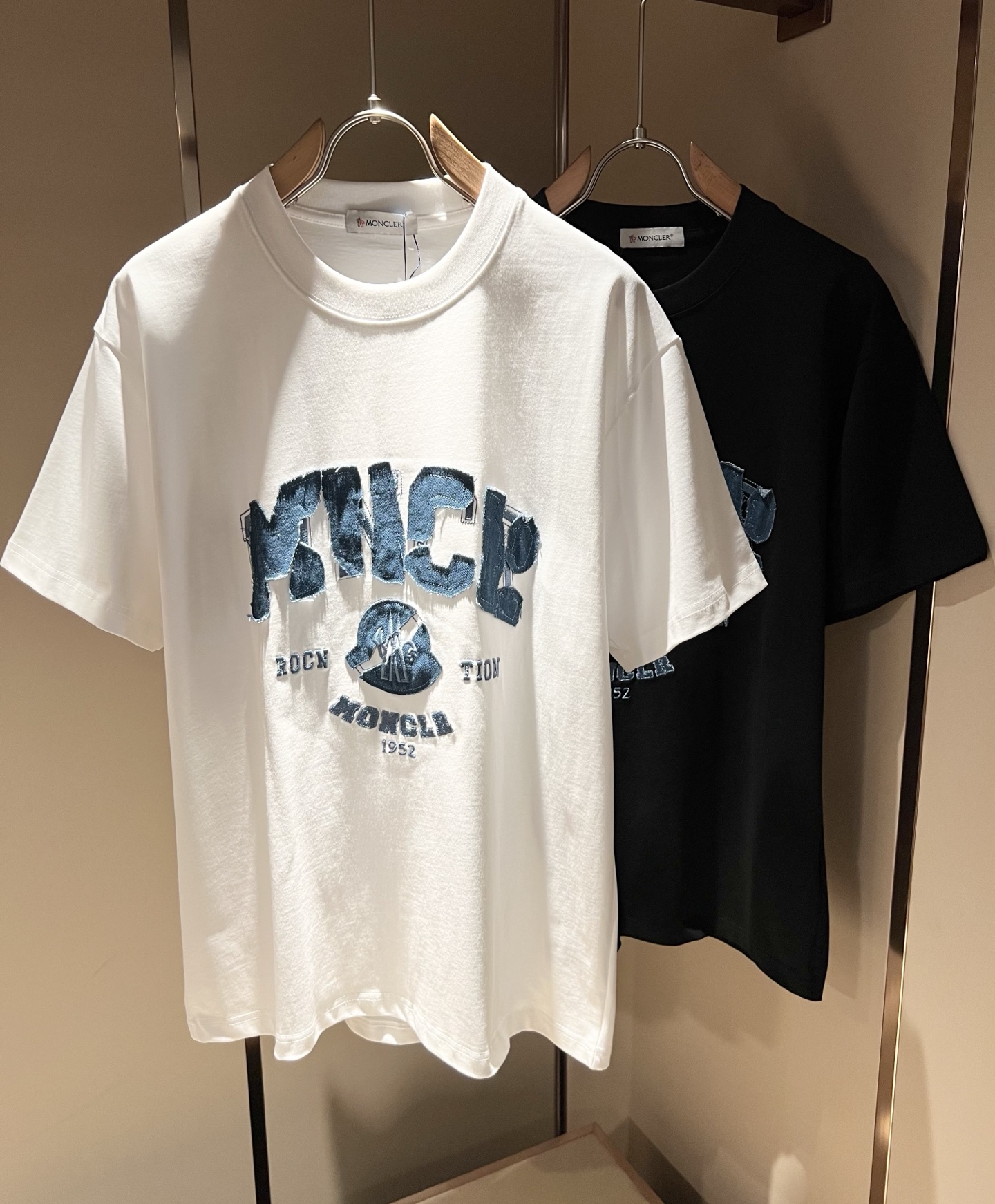 NO:415050,Moncler Mengjia 2025 Spring and Summer Men and Women's Same Style Couple Style Latest Trade Order Short-Sleeve T-shirt, Full Quality!  !  Internet celebrity style!  Use logo pattern embroidered patch design!  The upper body is comfortable and breathable, not stiff, and the overall three-dimensional feeling is rich. Quality export orders, customized exclusive pure cotton fabric tailoring to meet the simple needs of commuters for dressing. The upper body is very effective, slim and not picky about the figure. The fabric workmanship... Improper, only good craftsmanship can make you feel good and tasteful. A must-have item for everyone!  Size M-2XL, T-shirt,tees,t-shirt,alexander wang19860909Moncler蒙家 2025春夏男女同款情侣款最新的贸易订单短袖T恤,全品相！！网红款！采用logo图案刺绣贴布设计！上身舒适透气,不僵硬,整体有着丰富的立体感,品质出口订单,定制专属纯棉面料剪裁,满足通勤人们对于着装的简约需求,上身效果很好,显瘦,不挑剔身材.面料做工....无可挑剔,好工艺好面料才能穿出好品味一款,人手必备单品！尺码M-2XL,,T-shirt,tees，t-shirt,alexander wang,Men's clothing