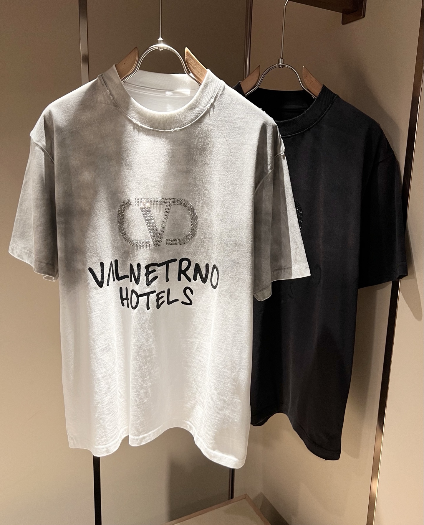 NO:418485,VALENTI*O Warren*nu~Counter style, 2025 spring and summer new old short-sleeved T-shirt, chest logo hot diamond printing design!  Simple, fashionable and young, versatile style, and a young and elegant upper body feel!  It will never be outdated. All major counters are listed simultaneously. The orders of goods, workmanship and details of the foreign trade full-quality trading company are very well-established, and they are very particular. The fabric is made of high-quality cotton fabric!  The upper body is comfortable and breathable, and the overall feels very crisp. It is worn on a daily basis. Whether it is worn alone or in the inner wear, it is simple and brilliant. Casual men and women should not miss it. Size S-2XL, valentino, valentino, T-shirt, tees, t-shirt, alexander wang19860909VALENTI*O华伦*奴～柜台款、2025春夏新款做旧短袖T恤衫,胸前logo烫钻印花设计！简单时尚而年轻,百搭风格,上身感很年轻优雅！永远不会过时.各大柜台同步上市,外贸全品相贸易公司订单货品,做工和细节部位非常到位,非常讲究.合体的剪裁.面料采用优质棉面料！上身舒适透气,整体又有很好的挺括感,日常基础穿着.不管单穿还是内搭,简简单单就很出彩,休闲男女不容错过.尺码S-2XL,,valentino,valentino,T-shirt,tees，t-shirt,alexander wang,Men's clothing