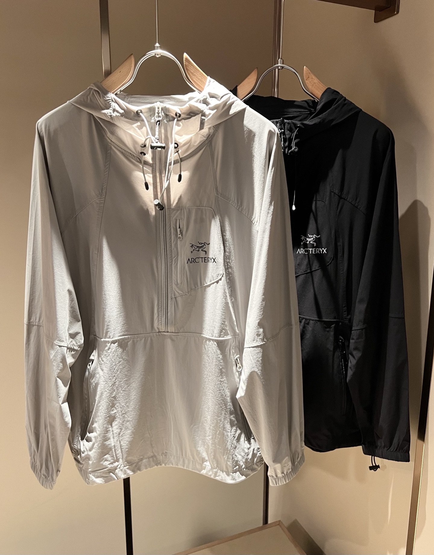 NO:415078,ARCTER*X Original Archaeological Bird 2025 spring and summer new sunscreen jacket for men and women, outdoor brands may first think of Canadian goose and Archaeological Bird. It gives people a feeling of trying out the label!  In addition to being quite accomplished in style design, the most obvious or most expert should be to have deeper and unique insights and attainments in fabrics. Through continuous structural research and problem-solving, and characterized by unique research on fabrics, these alone are enough to support it to become the first new logo brand image in the clothing manufacturing industry. This model is made of quick-drying fabric!  Through precision, the hand feels smooth and soft, and both has natural beauty and comfort. The large body style is cut cleanly and cleanly, and the fabric shows a different hazy structural beauty. It is made of exclusive mold customization. The fabric and its technology test the workers, can be smooth and smooth without wrinkles!  Chest logo pattern printing design!  It really tests the handmade work of every master!  It makes the overall clean and neat, without leaving any thread. Now the neutrality that pursues life is more refined in life!  Size M-3XL, arc'teryx,jackets & coats,jackets & coats,alexander wang19860909ARCTER*X始*祖鸟 2025春夏新款男女同款防晒衣夹克外套,户外品牌可能大家第一想到的就是加拿大鹅、始祖鸟.给人一种标签试的感觉！除了在款式设计上颇有造诣之外,最明显或者说最为拿手的,应该就是在面料上的拥有更深独特见解跟造诣了.通过不断地结构研究和问题处理,在以面料独特研究为特征,仅凭这些就已经足以支撑其成为服装制造行业中,首屈可数的新标志品牌形象.此款采用速干面料材质！通过精工手感细滑柔软,同时兼具自然美感跟舒适度.大身上版型裁剪简洁干净,面料上显现出了不一样朦胧的结构性美感来.独家开模定制而成,面料及其考验工人的技术,能做到平整服帖又不起皱！胸前logo图案印花设计！真的是很考验每位师傅的手工制作！使得整体干净利索,不留一丝线头.现在对于生活有所追求的中性也在生活中更为精致！尺码M-3XL,arc'teryx,jackets & coats,jackets & coats,alexander wang,Men's clothing