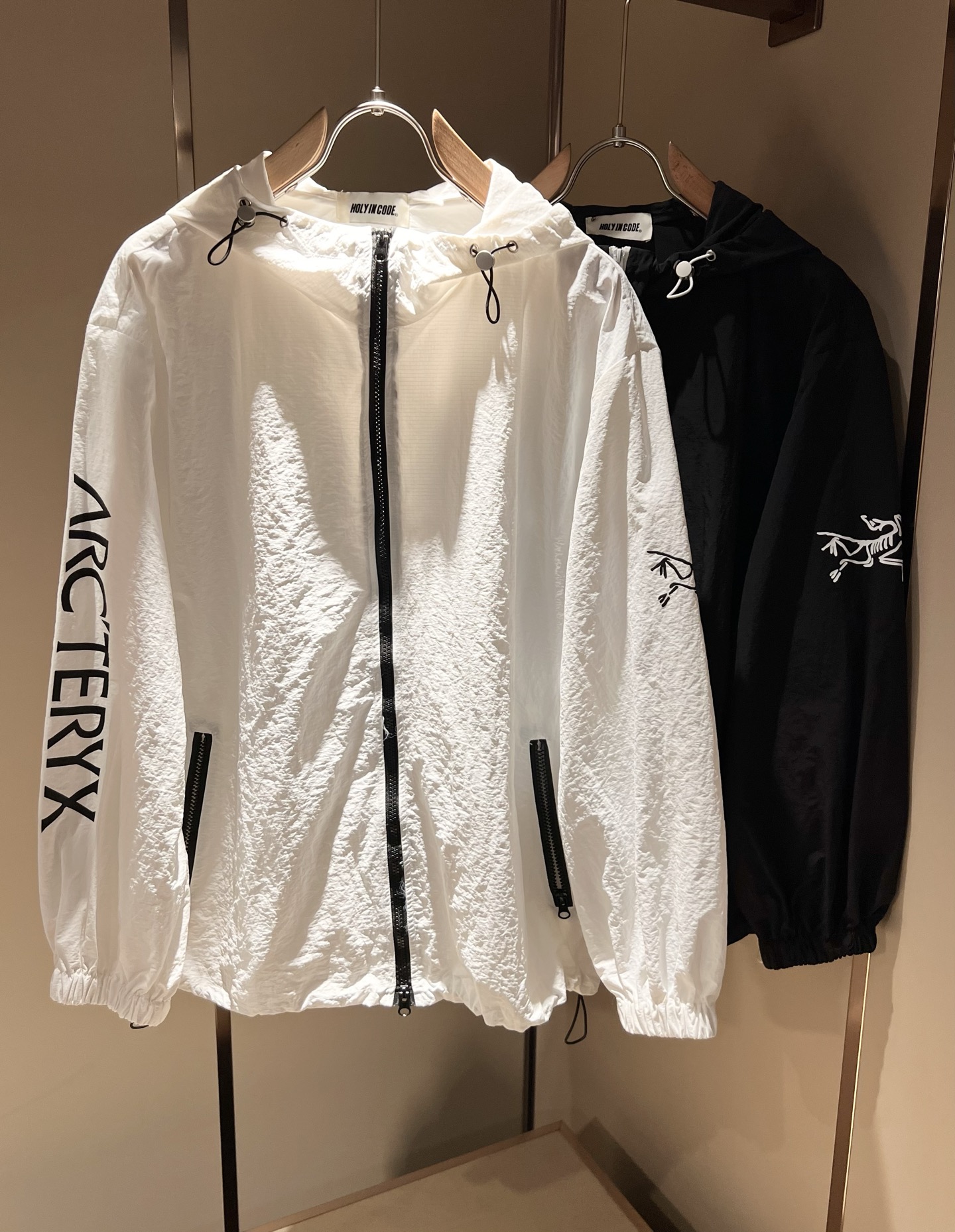 NO:415107,ARCTER*X Original Archaeological Bird 2025 spring and summer new sunscreen jacket for men and women, outdoor brands may first think of Canadian goose and Archaeological Bird. It gives people a feeling of trying out the label!  In addition to being quite accomplished in style design, the most obvious or most expert should be to have deeper and unique insights and attainments in fabrics. Through continuous structural research and problem-solving, and characterized by unique research on fabrics, these alone are enough to support it to become the first new logo brand image in the clothing manufacturing industry. This model is made of quick-drying fabric!  Through precision, the hand feels smooth and soft, and both has natural beauty and comfort. The large body style is cut cleanly and cleanly, and the fabric shows a different hazy structural beauty. It is made of exclusive mold customization. The fabric and its technology test the workers, can be smooth and smooth without wrinkles!  Chest logo pattern printing design!  It really tests the handmade work of every master!  It makes the overall clean and neat, without leaving any thread. Now the neutrality that pursues life is more refined in life!  Size M-XL, arc'teryx,jackets & coats,jackets & coats,alexander wang19860909ARCTER*X始*祖鸟 2025春夏新款男女同款防晒衣夹克外套,户外品牌可能大家第一想到的就是加拿大鹅、始祖鸟.给人一种标签试的感觉！除了在款式设计上颇有造诣之外,最明显或者说最为拿手的,应该就是在面料上的拥有更深独特见解跟造诣了.通过不断地结构研究和问题处理,在以面料独特研究为特征,仅凭这些就已经足以支撑其成为服装制造行业中,首屈可数的新标志品牌形象.此款采用速干面料材质！通过精工手感细滑柔软,同时兼具自然美感跟舒适度.大身上版型裁剪简洁干净,面料上显现出了不一样朦胧的结构性美感来.独家开模定制而成,面料及其考验工人的技术,能做到平整服帖又不起皱！胸前logo图案印花设计！真的是很考验每位师傅的手工制作！使得整体干净利索,不留一丝线头.现在对于生活有所追求的中性也在生活中更为精致！尺码M-XL,arc'teryx,jackets & coats,jackets & coats,alexander wang,Men's clothing