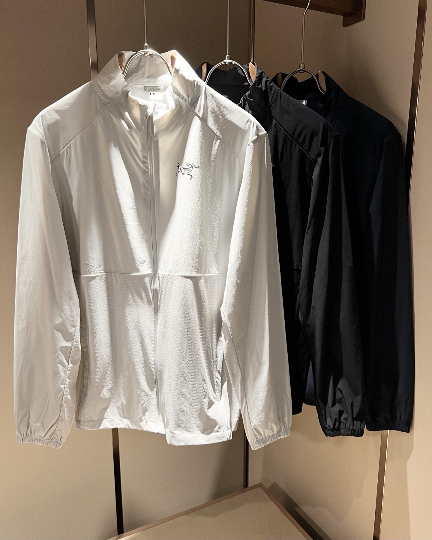 NO:418491,ARCTER*X Original Archaeological Bird 2025 spring and summer new sunscreen jacket for men and women, outdoor brands may first think of Canadian goose and Archaeological Bird. It gives people a feeling of trying out the label!  In addition to being quite accomplished in style design, the most obvious or most expert should be to have deeper and unique insights and attainments in fabrics. Through continuous structural research and problem-solving, and characterized by unique research on fabrics, these alone are enough to support it to become the first new logo brand image in the clothing manufacturing industry. This model is made of quick-drying fabric!  Through precision, the hand feels smooth and soft, and both has natural beauty and comfort. The large body style is cut cleanly and cleanly, and the fabric shows a different hazy structural beauty. It is made of exclusive mold customization. The fabric and its technology test the workers, can be smooth and smooth without wrinkles!  Chest logo pattern printing design!  It really tests the handmade work of every master!  It makes the overall clean and neat, without leaving any thread. Now the neutrality that pursues life is more refined in life!  Size L-5XL, arc'teryx,jackets & coats,jackets & coats,alexander wang19860909ARCTER*X始*祖鸟 2025春夏新款男女同款防晒衣夹克外套,户外品牌可能大家第一想到的就是加拿大鹅、始祖鸟.给人一种标签试的感觉！除了在款式设计上颇有造诣之外,最明显或者说最为拿手的,应该就是在面料上的拥有更深独特见解跟造诣了.通过不断地结构研究和问题处理,在以面料独特研究为特征,仅凭这些就已经足以支撑其成为服装制造行业中,首屈可数的新标志品牌形象.此款采用速干面料材质！通过精工手感细滑柔软,同时兼具自然美感跟舒适度.大身上版型裁剪简洁干净,面料上显现出了不一样朦胧的结构性美感来.独家开模定制而成,面料及其考验工人的技术,能做到平整服帖又不起皱！胸前logo图案印花设计！真的是很考验每位师傅的手工制作！使得整体干净利索,不留一丝线头.现在对于生活有所追求的中性也在生活中更为精致！尺码L-5XL,arc'teryx,jackets & coats,jackets & coats,alexander wang,Men's clothing