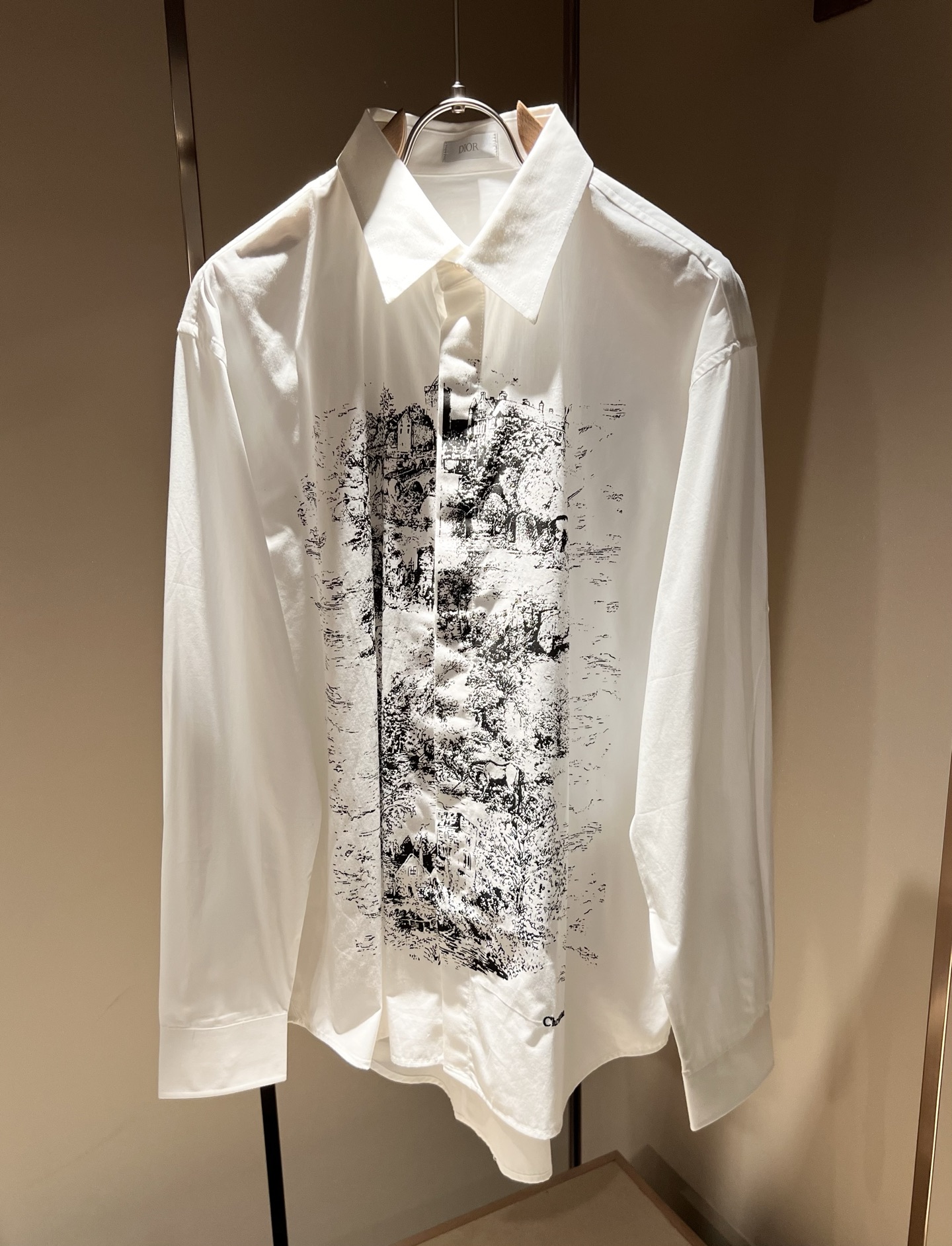 NO:418463,Dior 2025 spring and summer new men and women's shirts, the latest brand design elements!  Neither monotonous nor complicated, it shows taste just right!  Custom imported poplin cotton fabrics are provided for customers!  The unique high-end three-dimensional feeling of the fabric presents a simple and elegant temperament!  Embroidery embroidery for clothes!  Full of fashionable logo elements design!  Full three-dimensional! Standard cutting design!  Every detail is a synchronized with high-end fashion. Size: 38-42,,dior,dior,alexander wang19860909Dior 迪奥2025春夏新款男女同款衬衣,品牌最新设计元素！既不单调也不复杂,恰到好处的展现品味！客供定制进口府绸棉面料！面料独具的高奢立体感呈现简约优雅气质！衣身logo刺绣修饰！满满的时尚logo元素设计！饱满立体!标准裁剪设计！每一处细节都是与高端时尚同步的体现. 尺码:38-42,,dior,dior,alexander wang,Men's clothing