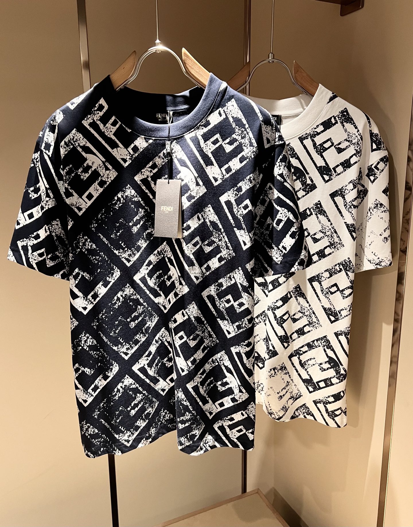 NO:415085,FEN*I FEN*Di's new spring and summer 2025 FD family FF men and women short-sleeved T-shirt, versatile and minimalist short-sleeved shirts for men and women. Original Italian orders, popular FD family items, simple and pure colors. The FD family's enduring iconic products, high-quality products with full representation and full specifications, and high-quality products that all FD fans are worth buying!  Pure Yidian channel orders, high-end and popular products from the FD family, very popular items at the moment, and iconic letter logo pattern printing modification!  High-end goods worth keeping and giving away to others!  It is trendy and beautiful, with a full sense of trendy atmosphere, and has a very high level and specifications. It uses a very classic black and white color combination, giving people a strong visual impact and has a very high recognition. It is top-quality exclusive pure cotton fabric, created with a soft, delicate and comfortable touch, and has a very high-end and classy appearance!  Perfectly interprets the charm of the brand and leaves a deep impression. It is more fashionable and charming. It has simple, elegant and fashionable upper body, and is even more stressful for outfits!  The inner wear alone is very delicious and beautiful scenery that cannot be ignored!  Size M-3XL, fendi,dior,T-shirt,tees,t-shirt,alexander wang19860909FEN*I 芬*迪2025春夏新款FD家族FF男女同款短袖T恤,男女同款百搭极简短袖.意大利原厂订单,FD家族人气单品,简约纯色系打造.FD家族经久不衰的标志性臻品,代表性十足,规格感十足的精品,所有FD粉丝都值得抢购的精品！纯正意代渠道订单,FD家族的高奢人气爆款产物,当下十分火爆的单品,标志性字母logo图案印花修饰！值得自留和送人的高端货！新潮又好看,潮流气息感十足,档次规格感极高,并且采用十分经典的的黑白双色搭配,给人的视觉冲击感相当强烈,有着极高的辨识度,顶级专属纯棉面料,打造,触感柔软细腻舒适,品相相当高级有档次！完美诠释品牌魅力,给人留下深刻印象.更具时尚与韵味,上身简约大方时尚,对于穿搭更是毫无压力！单穿内搭都极有味道,不可忽视的靓丽风景线！ 尺码M-3XL,,fendi,dior,T-shirt,tees，t-shirt,alexander wang,Men's clothing