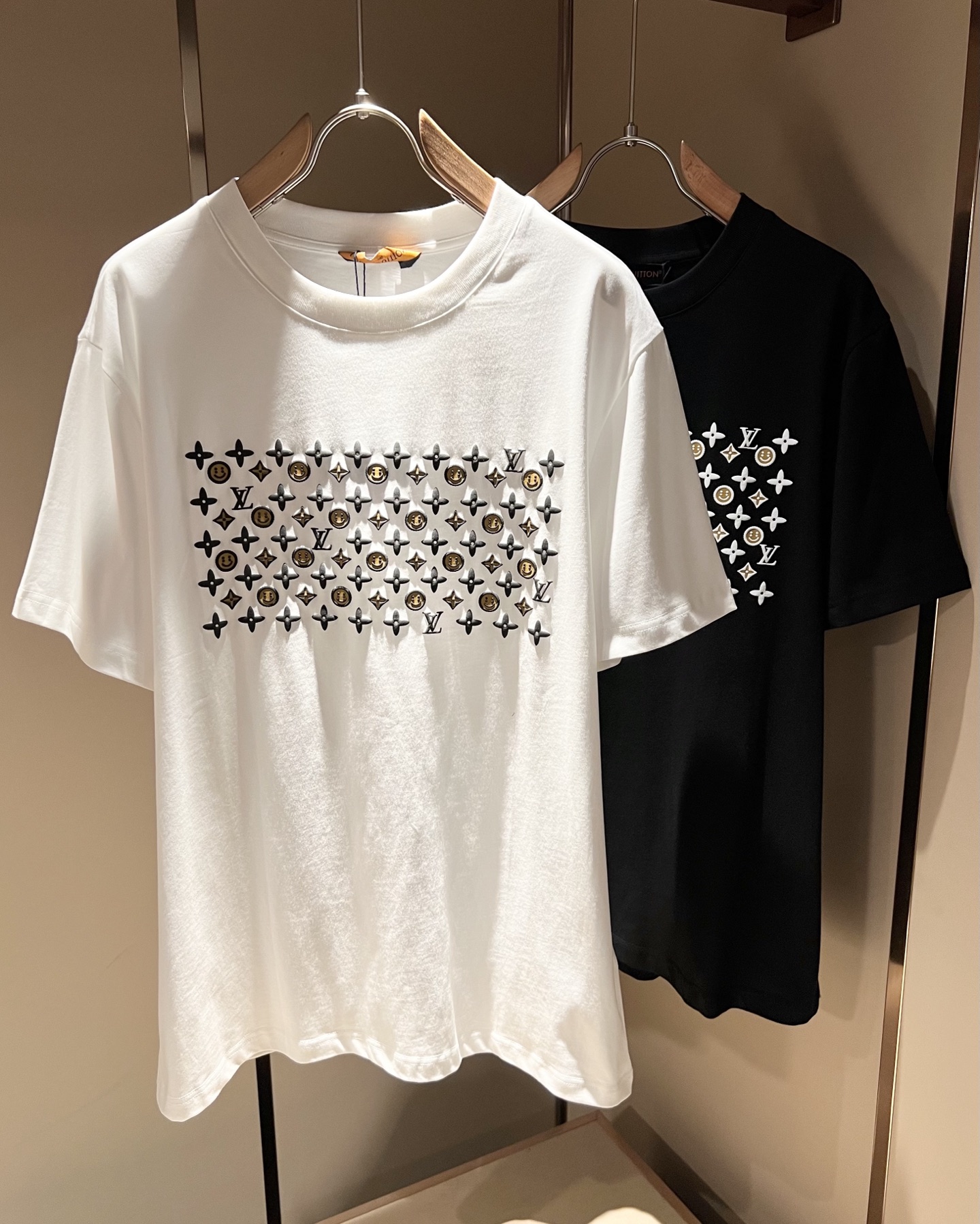 NO:415070,LouisVuitt*Louis*Deng The new series of spring and summer 2025 products are launched, a very fashionable and avant-garde short-sleeved T-shirt for men and women, with logo logo pattern and printing decoration!  Different from the past, it declares the design concept that has been passed down for many years in the brand!  Its eye-catchingness is no less than any classic style, perfectly presenting the fashionable, high-end and luxurious feeling in front of the world!  Made of imported cotton materials, selected high-quality pure cotton fabrics, soft and soft to the touch, the real thing is definitely beyond your imagination, close to the body and breathable, even if you sweat profusely, you will not feel greasy or stuffy, and will bring sweating and moisture absorption to the extreme!  Size S-XL, louis vuitton,louis vuitton,t-shirt,tees,t-shirt,alexander wang19860909LouisVuitt*路易*登 2025春夏全新系列单品上线,非常时髦前卫的一款男女同款短袖T恤,标识logo图案印花修饰！区别于以往的不同,宣示品牌传承多年的设计理念！其吸睛度完全不亚于任何经典款式,将时髦高级感与奢华感完美呈现在世人眼前！客供进口全棉材质制成,精选优质纯棉面料,触感软糯亲肤细腻,实物到手绝对超乎你的想象,贴身无比舒适透气,即便是汗流浃背也不会有腻身及闷热感可言,将排汗吸湿性发挥到了极致！尺码S-XL,,louis vuitton,louis vuitton,T-shirt,tees，t-shirt,alexander wang,Men's clothing