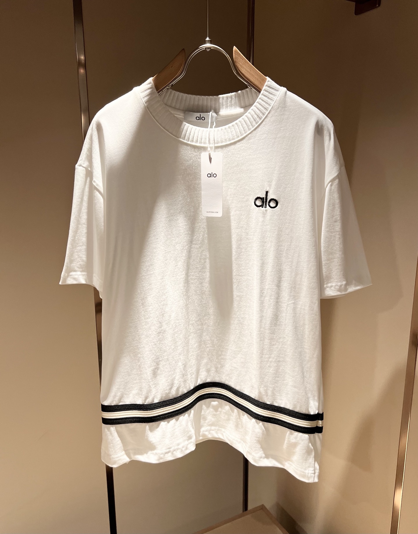 NO:415057,Alo2025 Spring and Summer new series of products are launched, a very fashionable and avant-garde short-sleeved T-shirt for men and women, with logo embroidery embroidery decoration!  Different from the past, it declares the design concept that has been passed down for many years in the brand!  Its eye-catchingness is no less than any classic style, perfectly presenting the fashionable, high-end and luxurious feeling in front of the world!  Made of imported cotton materials, selected high-quality pure cotton fabrics, soft and soft to the touch, the real thing is definitely beyond your imagination, close to the body and breathable, even if you sweat profusely, you will not feel greasy or stuffy, and will bring sweating and moisture absorption to the extreme!  Size M-3XL, T-shirt,tees,t-shirt,alexander wang19860909Alo2025春夏全新系列单品上线,非常时髦前卫的一款男女同款短袖T恤,标识logo图案刺绣修饰！区别于以往的不同,宣示品牌传承多年的设计理念！其吸睛度完全不亚于任何经典款式,将时髦高级感与奢华感完美呈现在世人眼前！客供进口全棉材质制成,精选优质纯棉面料,触感软糯亲肤细腻,实物到手绝对超乎你的想象,贴身无比舒适透气,即便是汗流浃背也不会有腻身及闷热感可言,将排汗吸湿性发挥到了极致！尺码M-3XL,,T-shirt,tees，t-shirt,alexander wang,Men's clothing